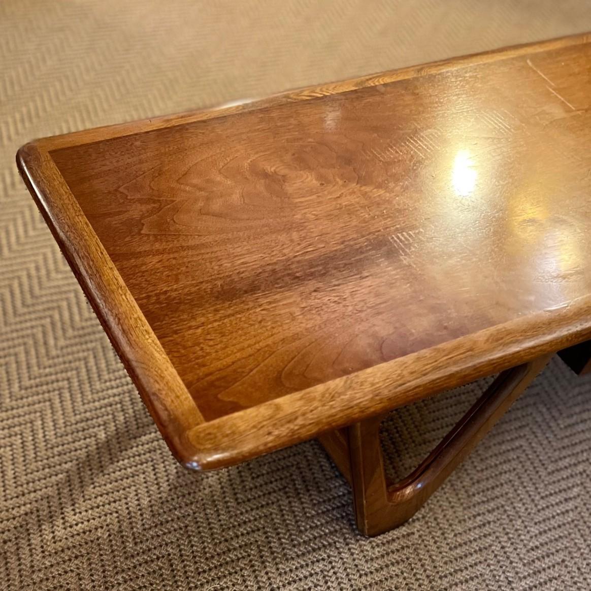 Un sorprendente tavolino da caffè Mid-Century Modern dell'iconica linea 