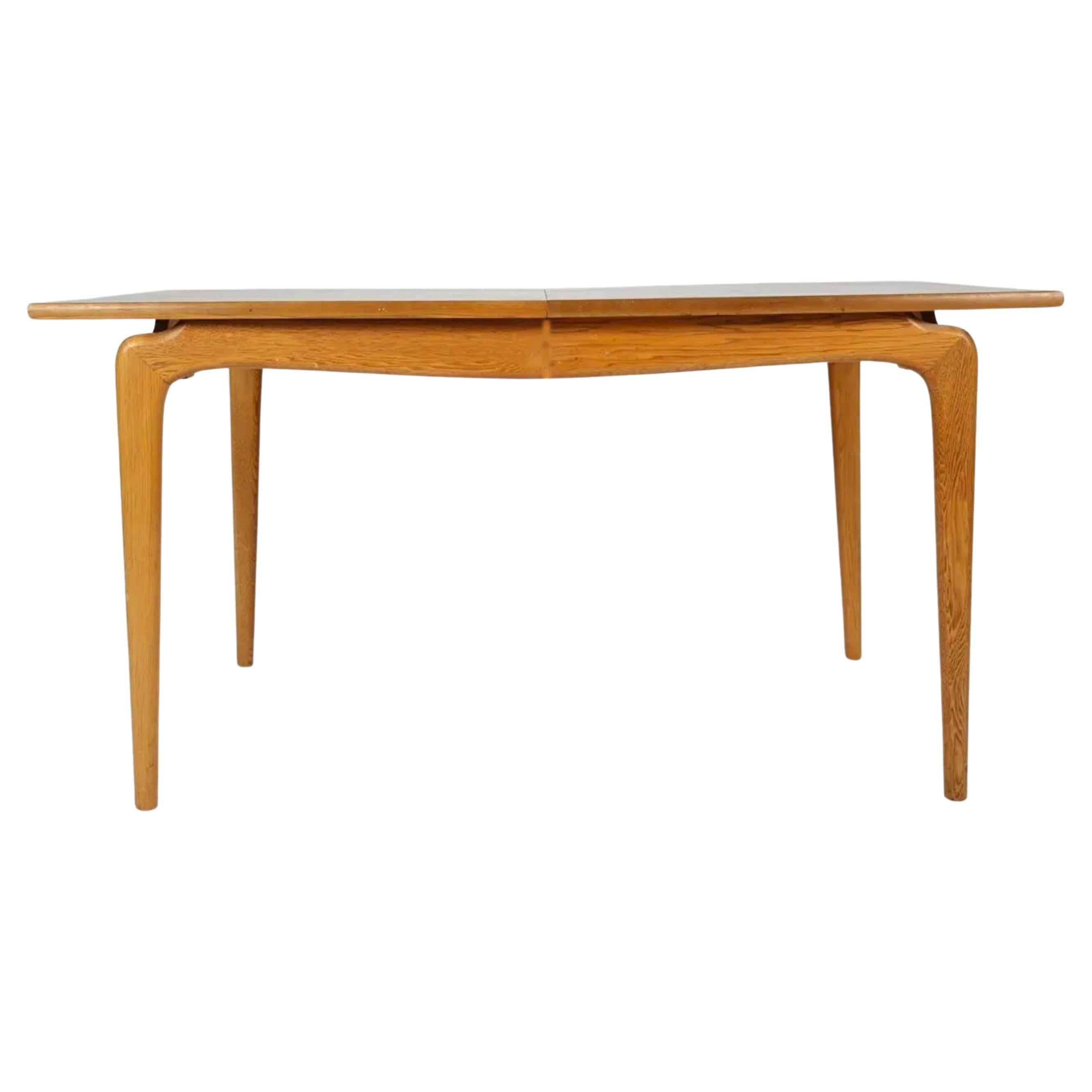 Mid Century Modern Lane Furniture Perception Group table à manger à rallonge Chêne et Noyer 1963. Modèle : 57.  Table de salle à manger en noyer du groupe Perception par Lane Furniture. Conçu par Church/One. Les pieds inférieurs sculptés sont en
