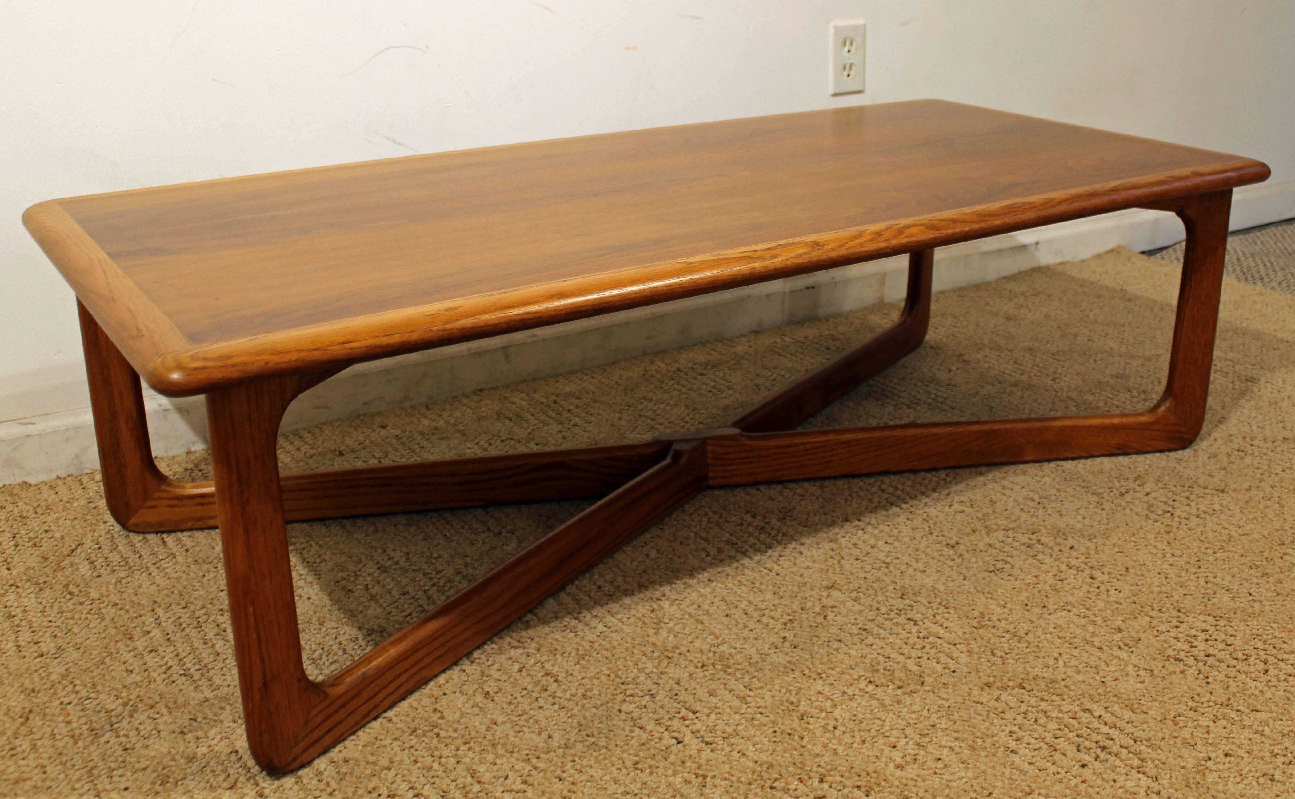 Offered is a nice Mid-Century Modern coffee table made by Lane 