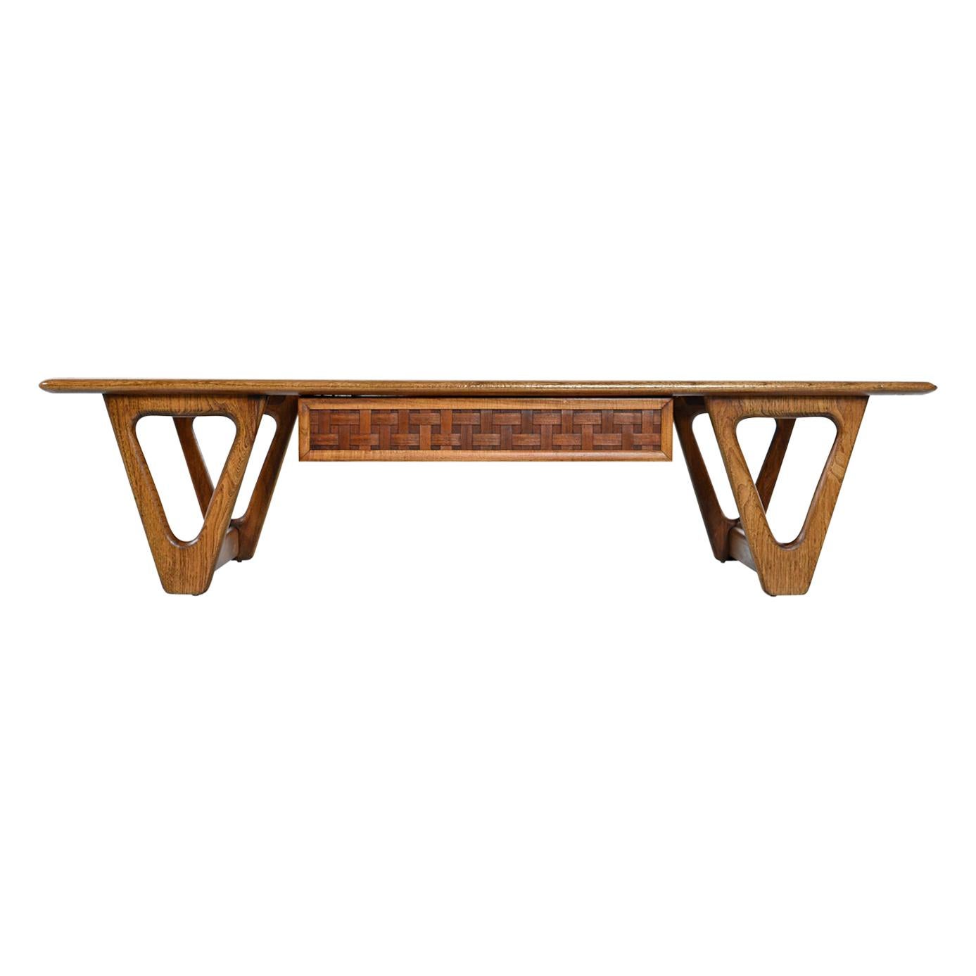 Mid-Century Modern lane coffee table made of solid walnut and oakwood. This piece is from their much beloved Perception line designed by Warren Church. Stunning example of American Danish / Scandinavian style furniture design from the 1960s. The