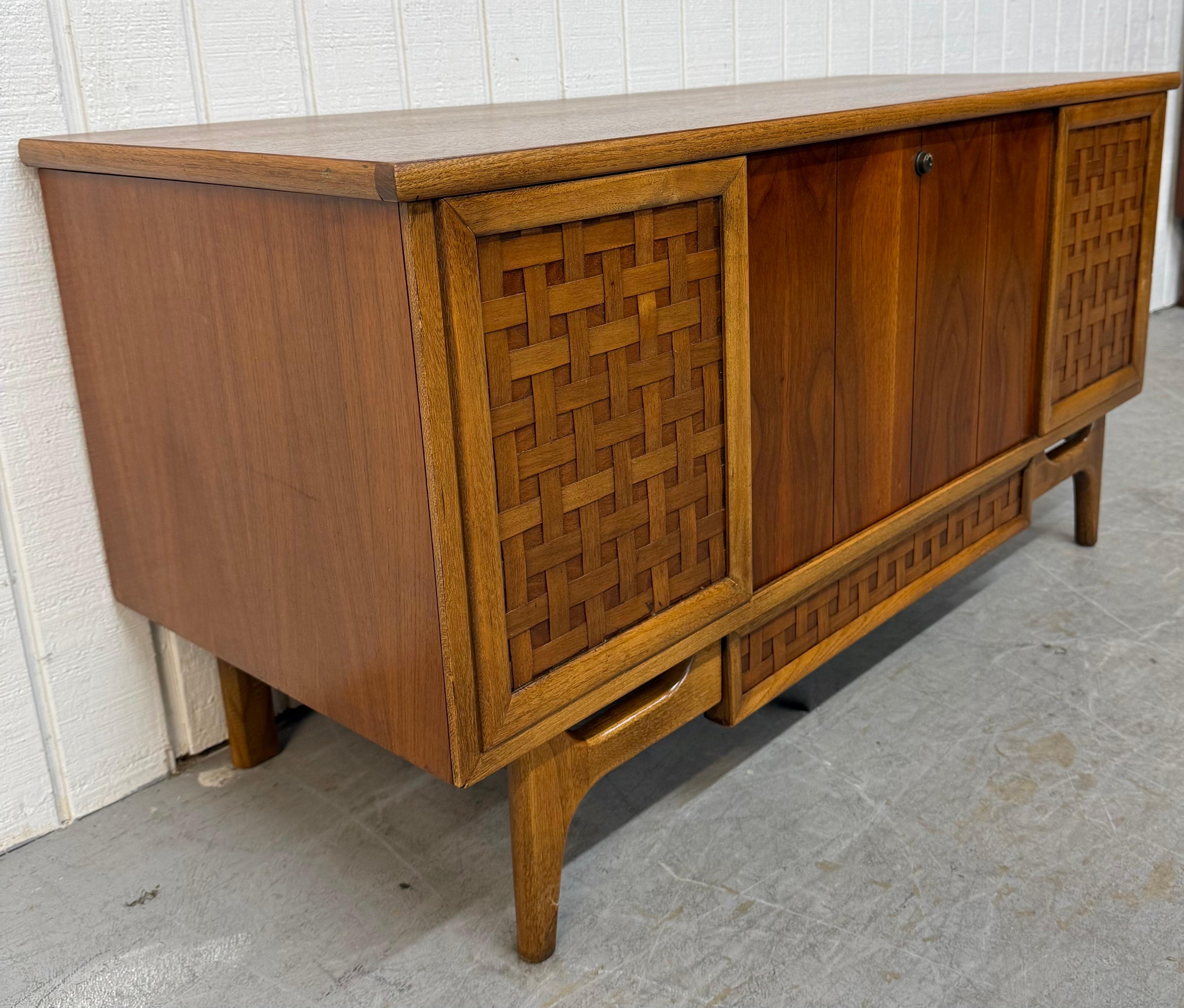Questo annuncio si riferisce a una cassapanca in legno di cedro in noce di Lane's Perception, un'opera moderna del Mid-Century. Caratterizzato da un design lineare, una chiusura a pulsante che si apre su un vano portaoggetti foderato in cedro, un
