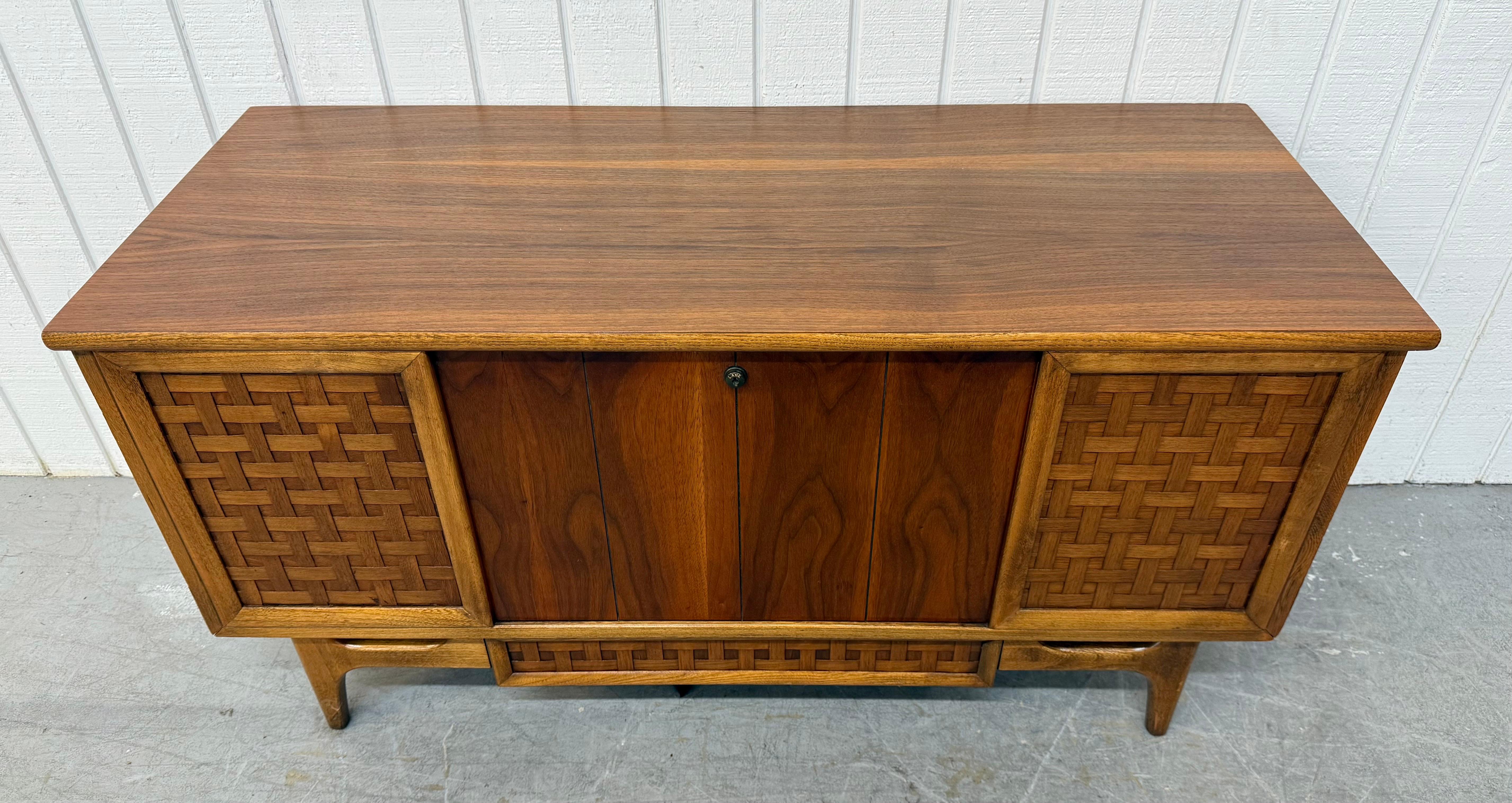 Mid-Century moderno Cassapanca in noce con cedro di Lane's Perception, moderna, di metà secolo in vendita