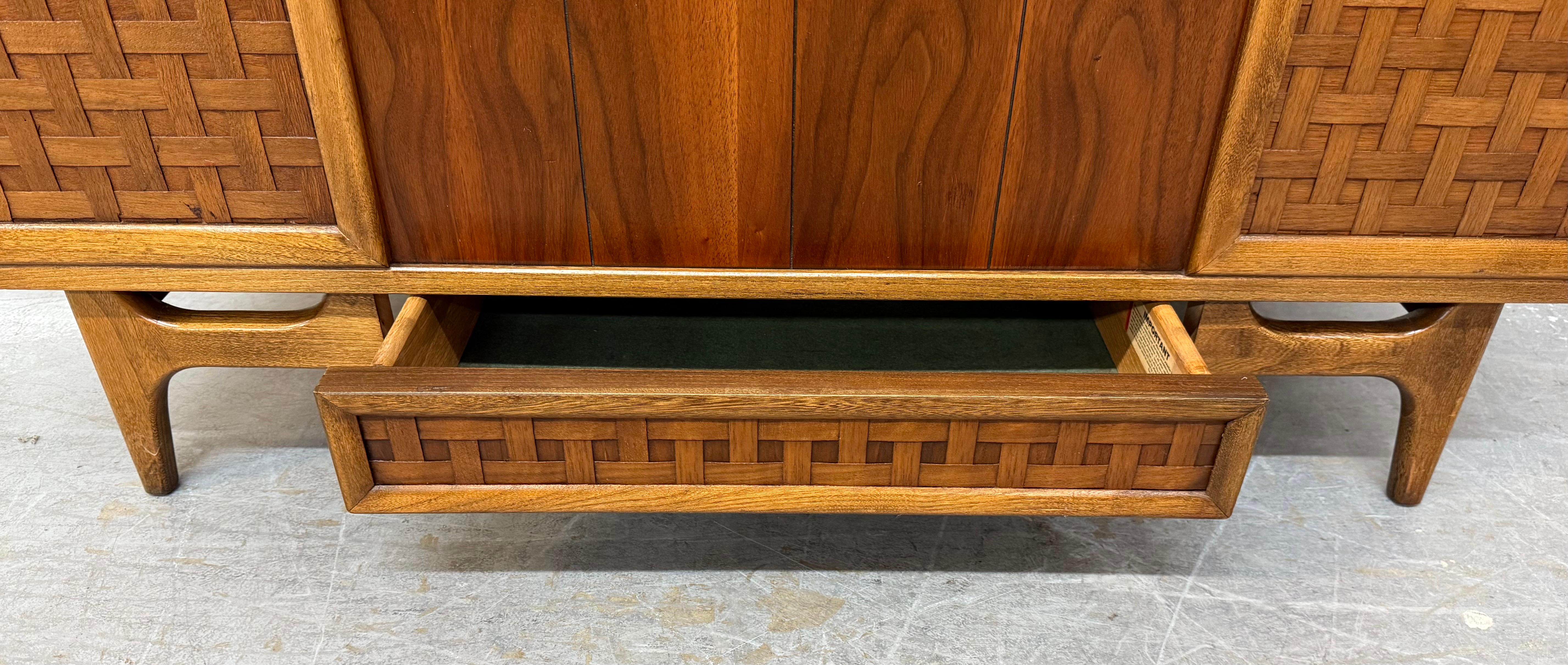Legno Cassapanca in noce con cedro di Lane's Perception, moderna, di metà secolo in vendita
