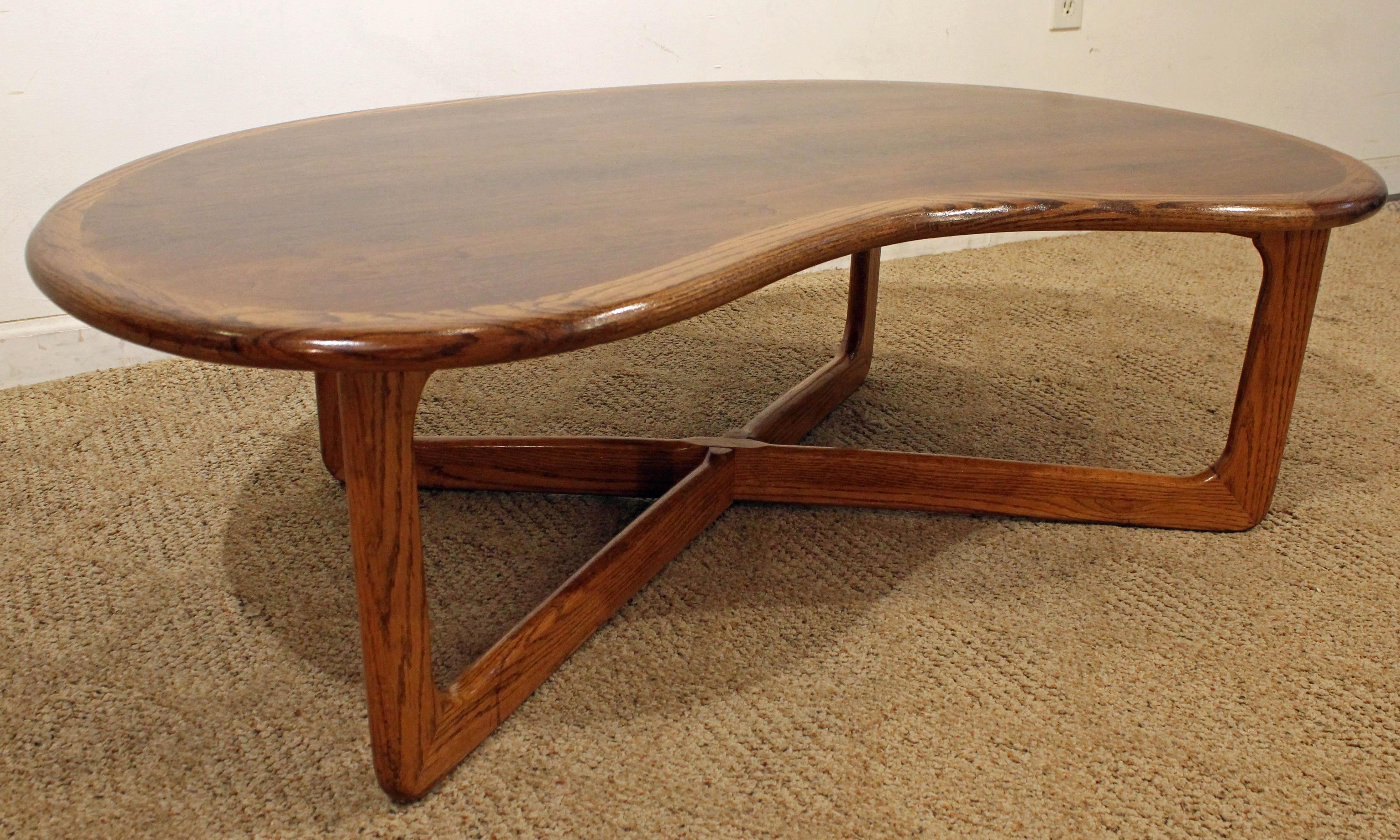 Offered is a Mid-Century Modern coffee table, made by Lane 