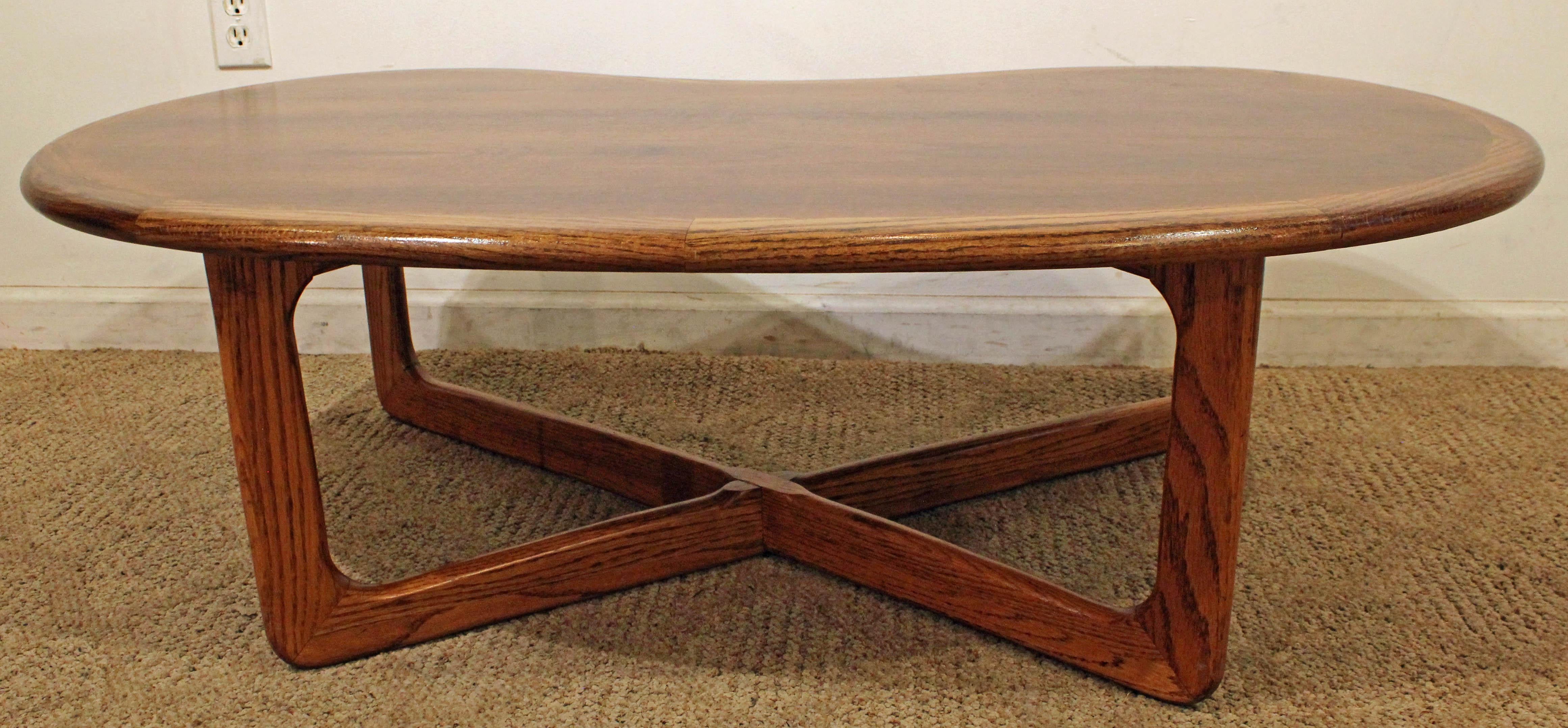 Mid-Century Modern Lane 'Perception' Walnut Kidney Coffee Table by Lane In Excellent Condition In Wilmington, DE