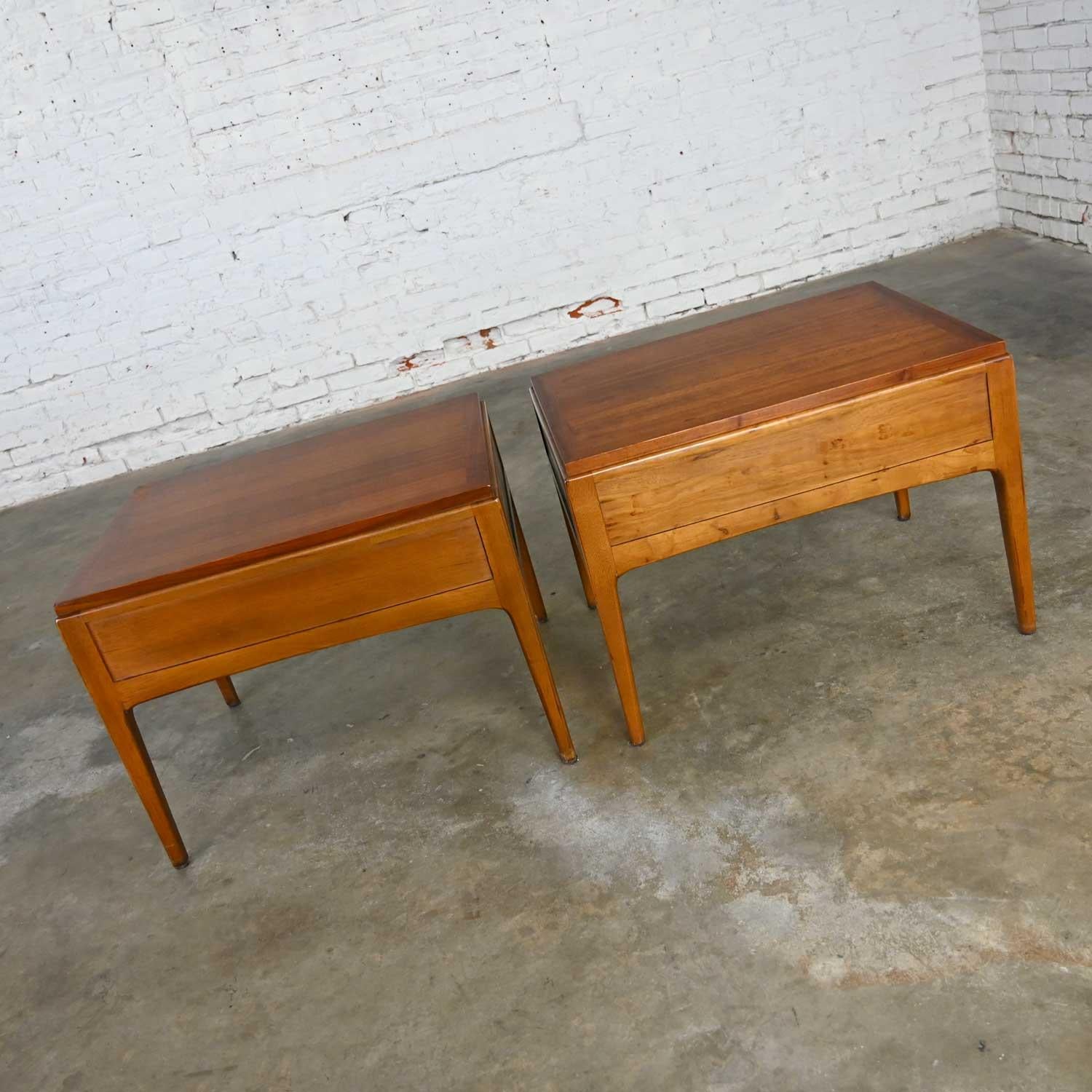 Mid-Century Modern Paire de tables d'appoint en noyer de la collection The Moderns Lane Rhythm en vente