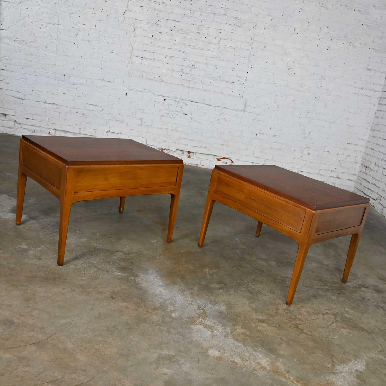 Américain Paire de tables d'appoint en noyer de la collection The Moderns Lane Rhythm en vente