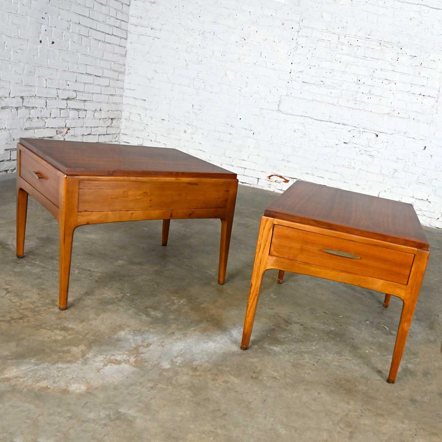 Paire de tables d'appoint en noyer de la collection The Moderns Lane Rhythm Bon état - En vente à Topeka, KS