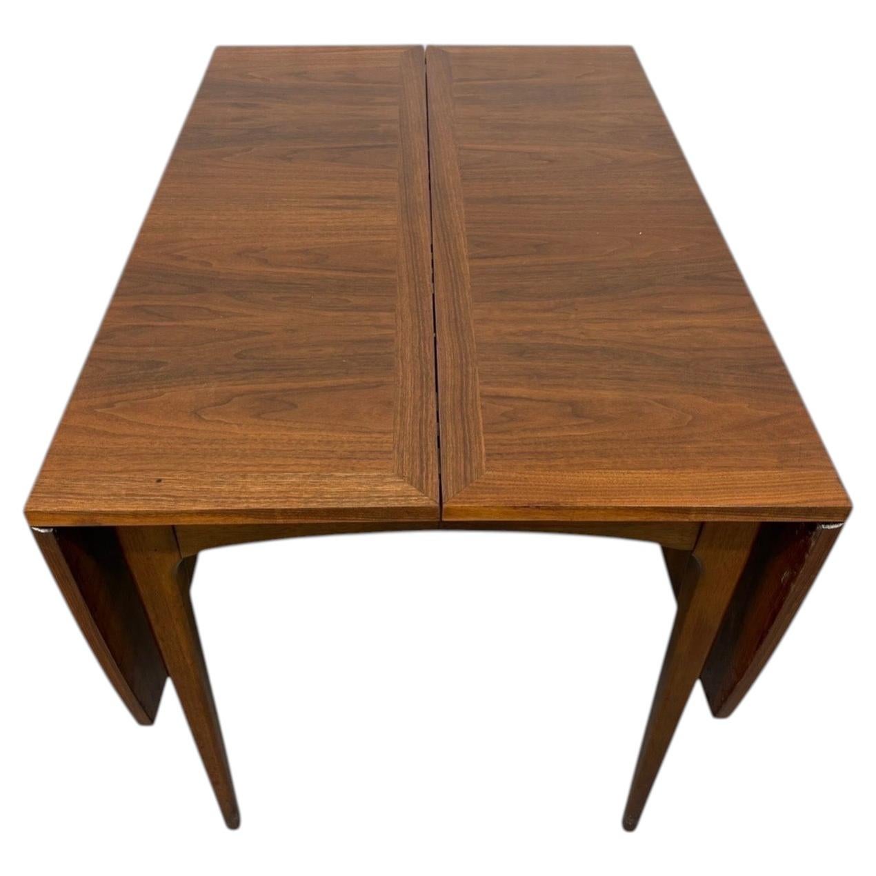 Tavolo da pranzo in noce in stile Mid-Century Modern "Lane Rhythm" con piano ribaltabile e prolunghe in vendita