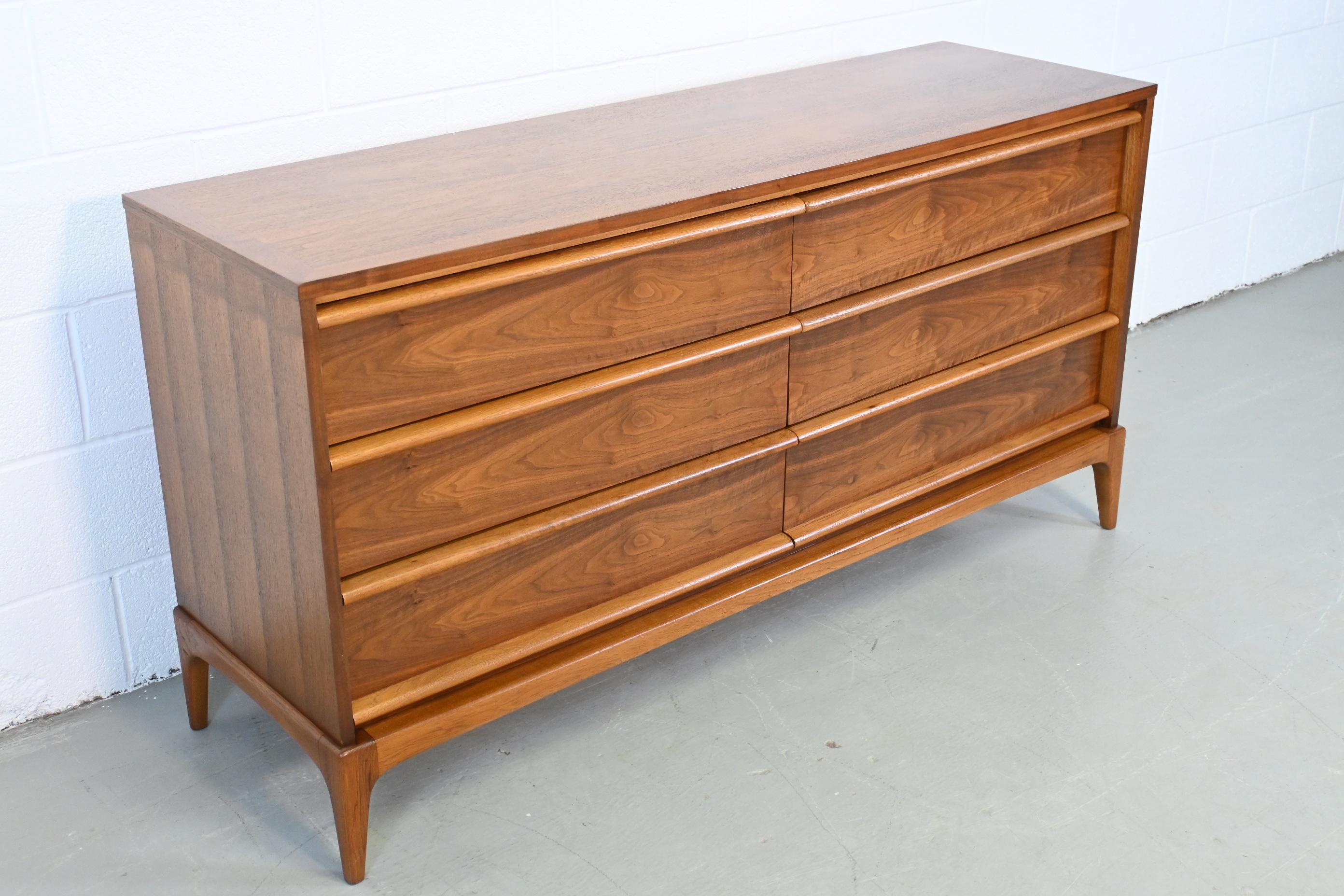 Mid-Century Modern Lane Rhythm Long Dresser In Excellent Condition In Morgan, UT