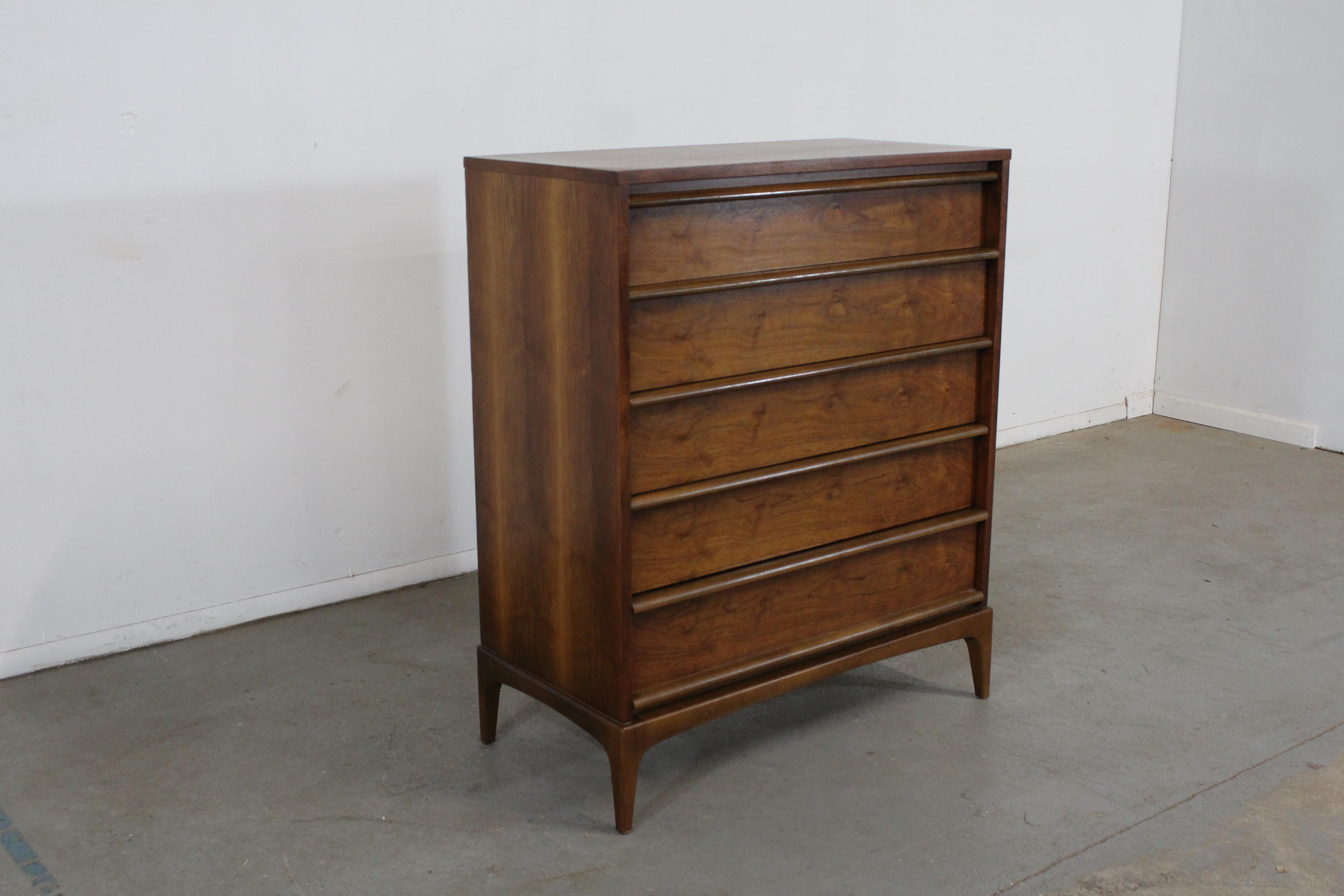 Mid-Century Modern lane rhythm sculptural walnut tall chest

Offered is an excellent example of American mid-century modern design; a walnut dresser by Lane 'Rhythm' from the 1960's. Features dovetailed drawers with tapered legs and sculpted