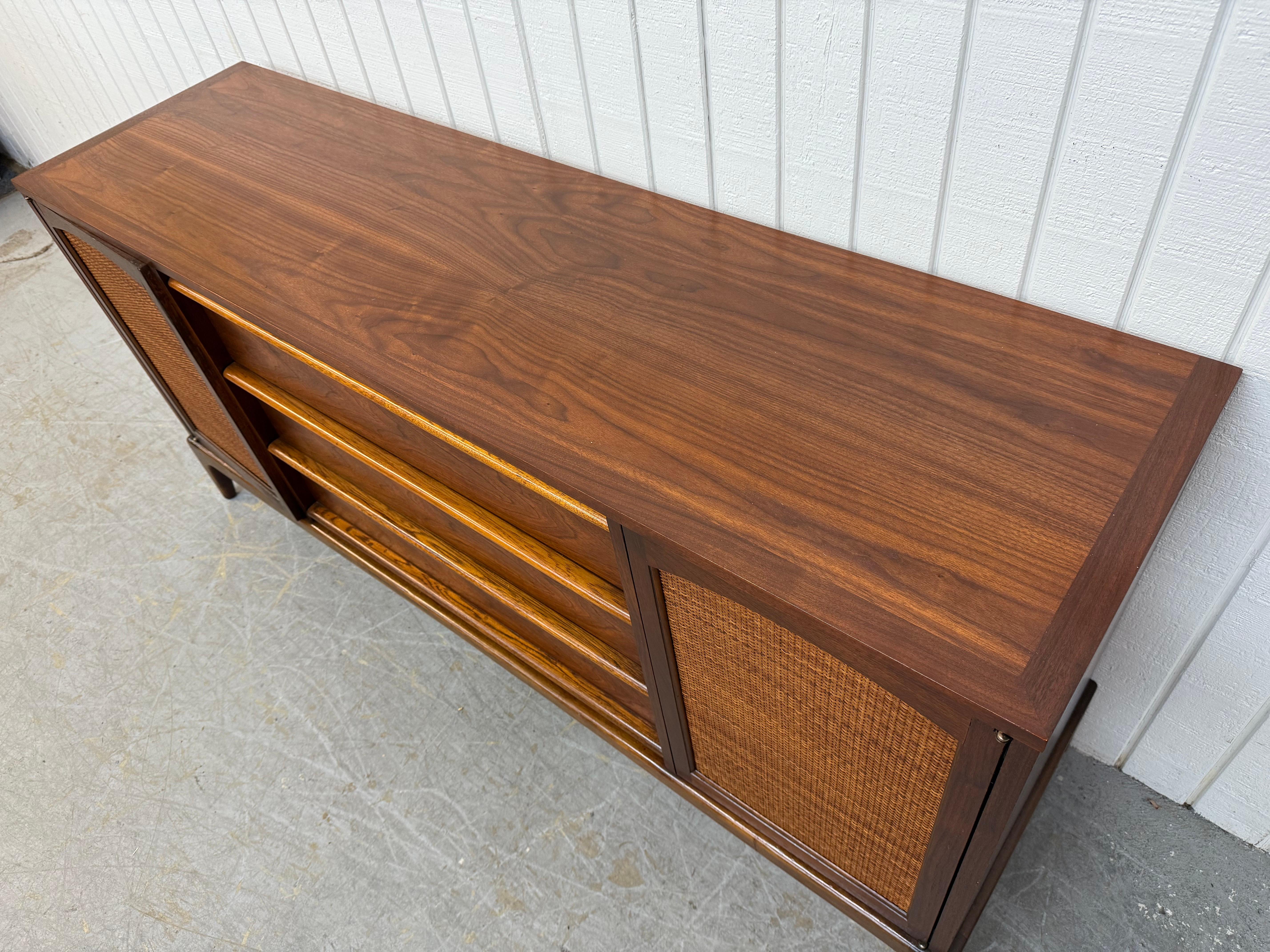Milieu du XXe siècle Mid-Century Modern Lane's Sideboard Rhythm Walnut & Cane en vente