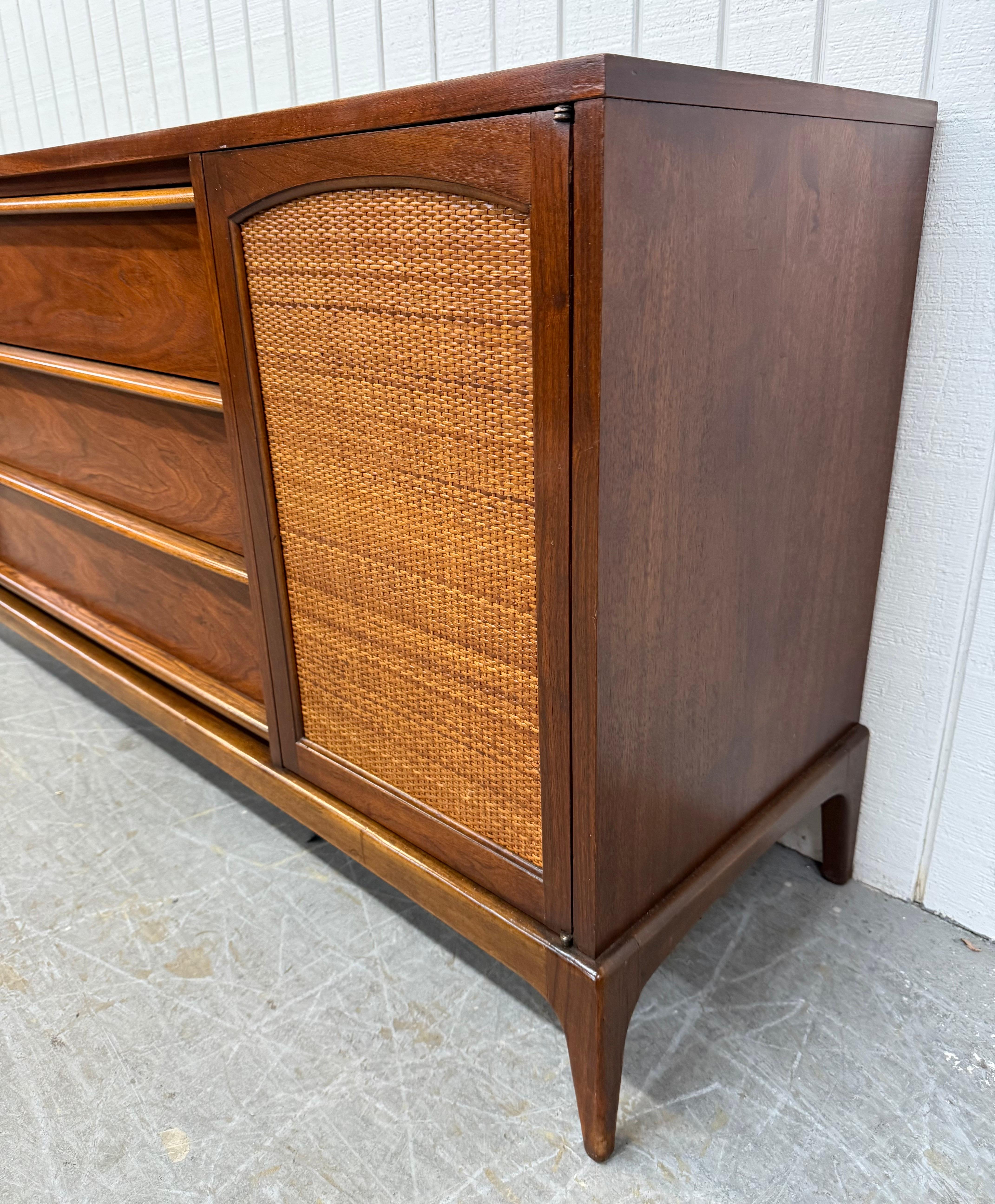 Mid-Century Modern Lane's Sideboard Rhythm Walnut & Cane en vente 1