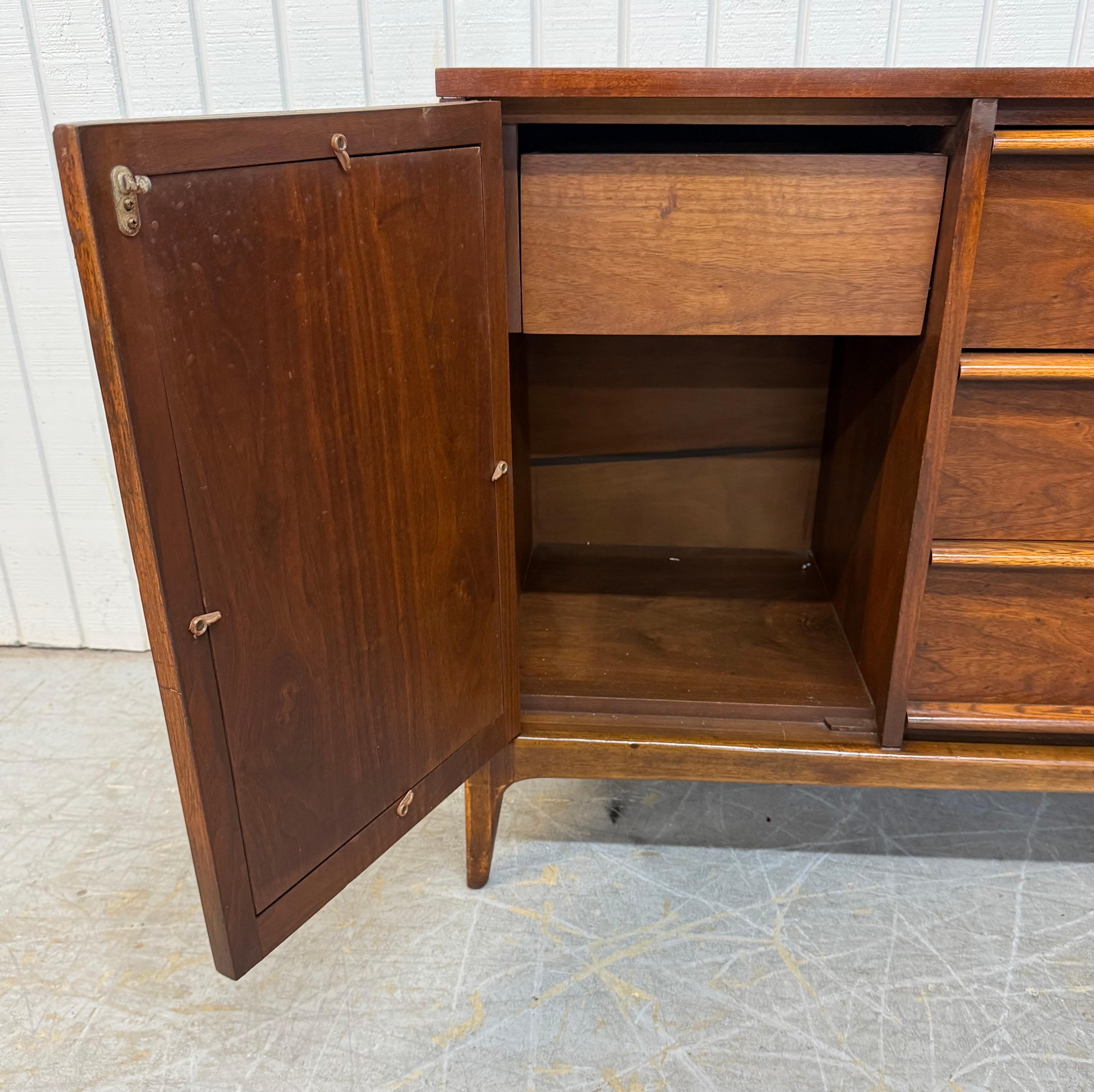 Mid-Century Modern Lane's Sideboard Rhythm Walnut & Cane en vente 3