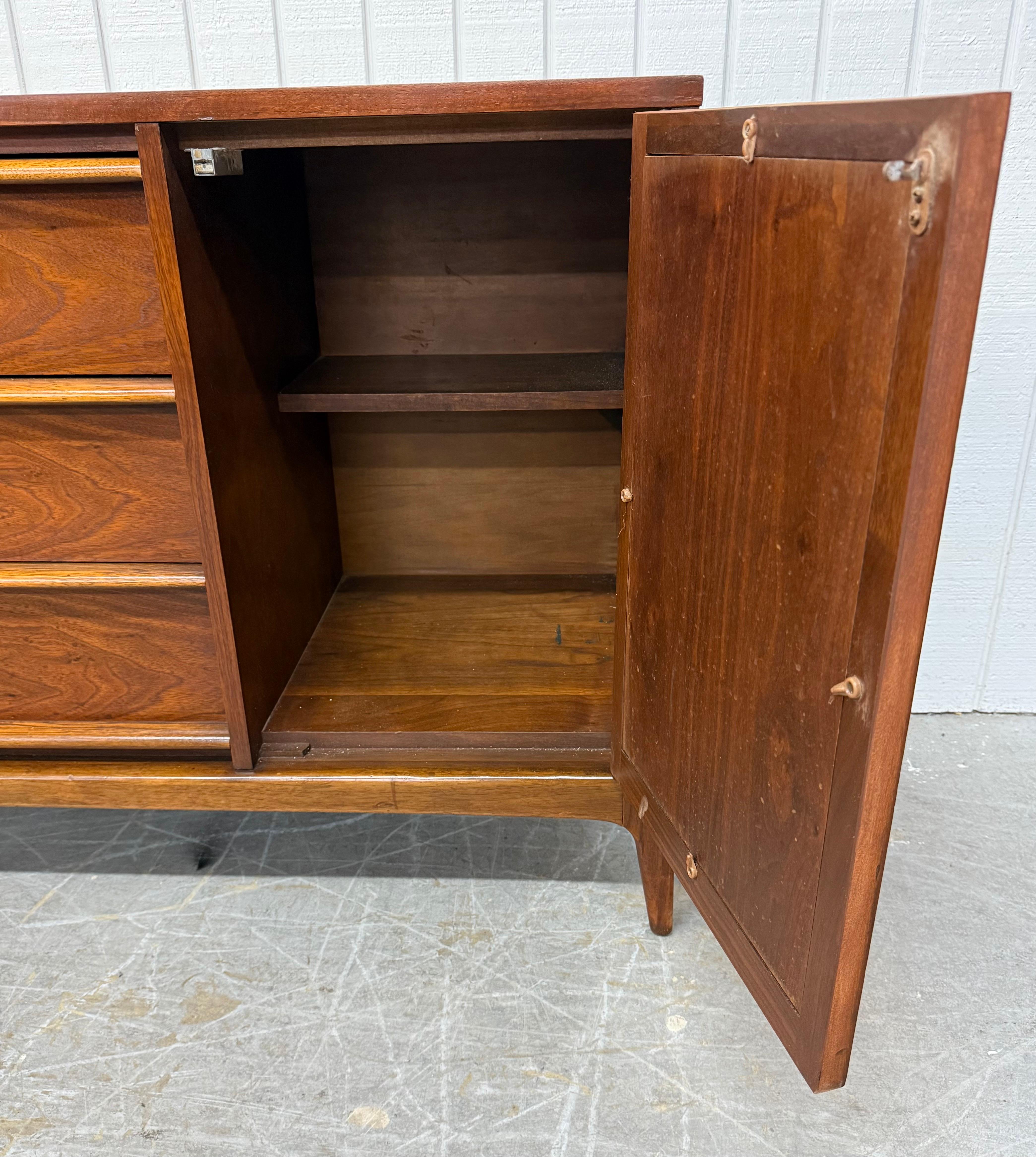 Mid-Century Modern Lane's Sideboard Rhythm Walnut & Cane en vente 4