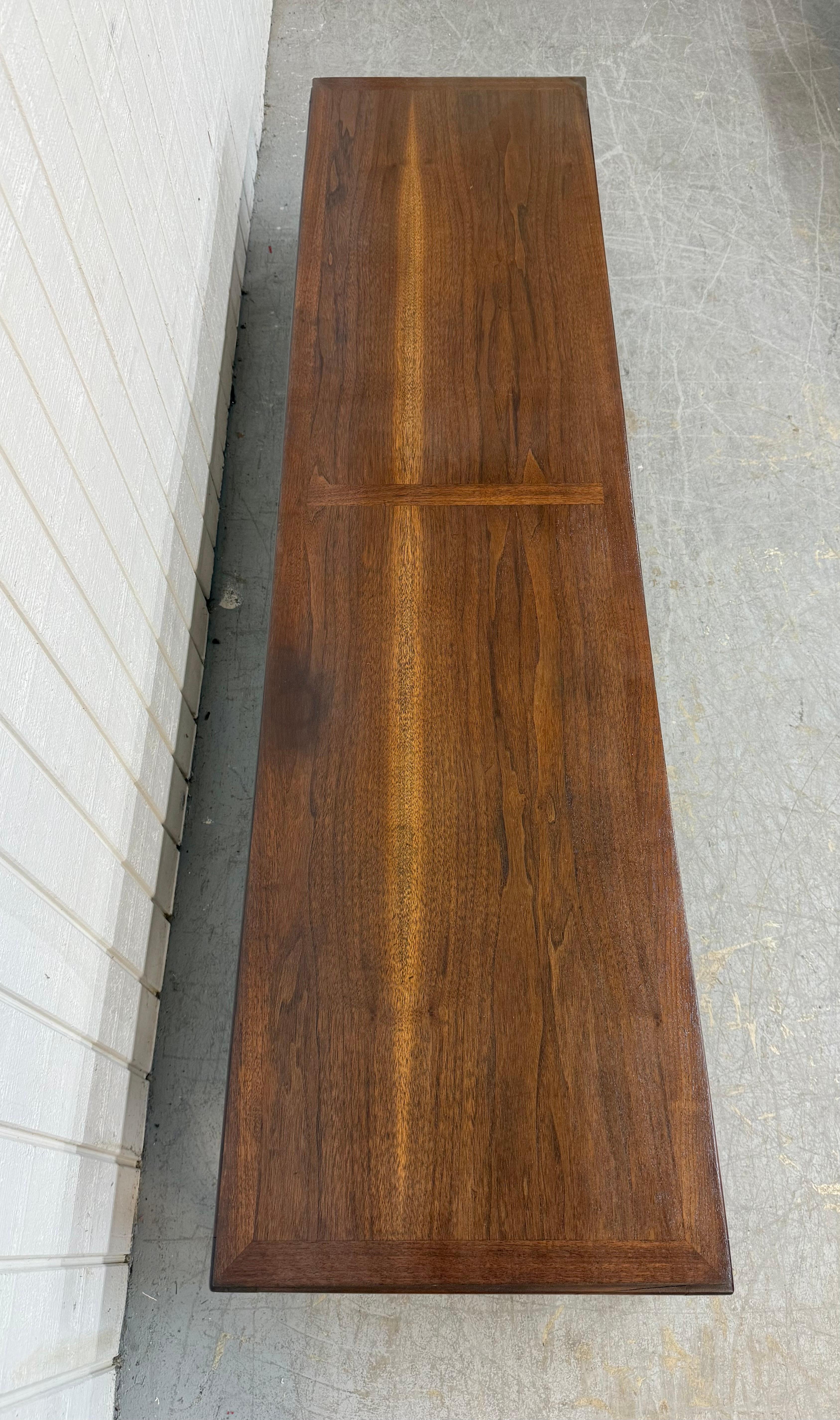 Américain Table basse en noyer Rhythm de Lane, moderne du milieu du siècle dernier en vente
