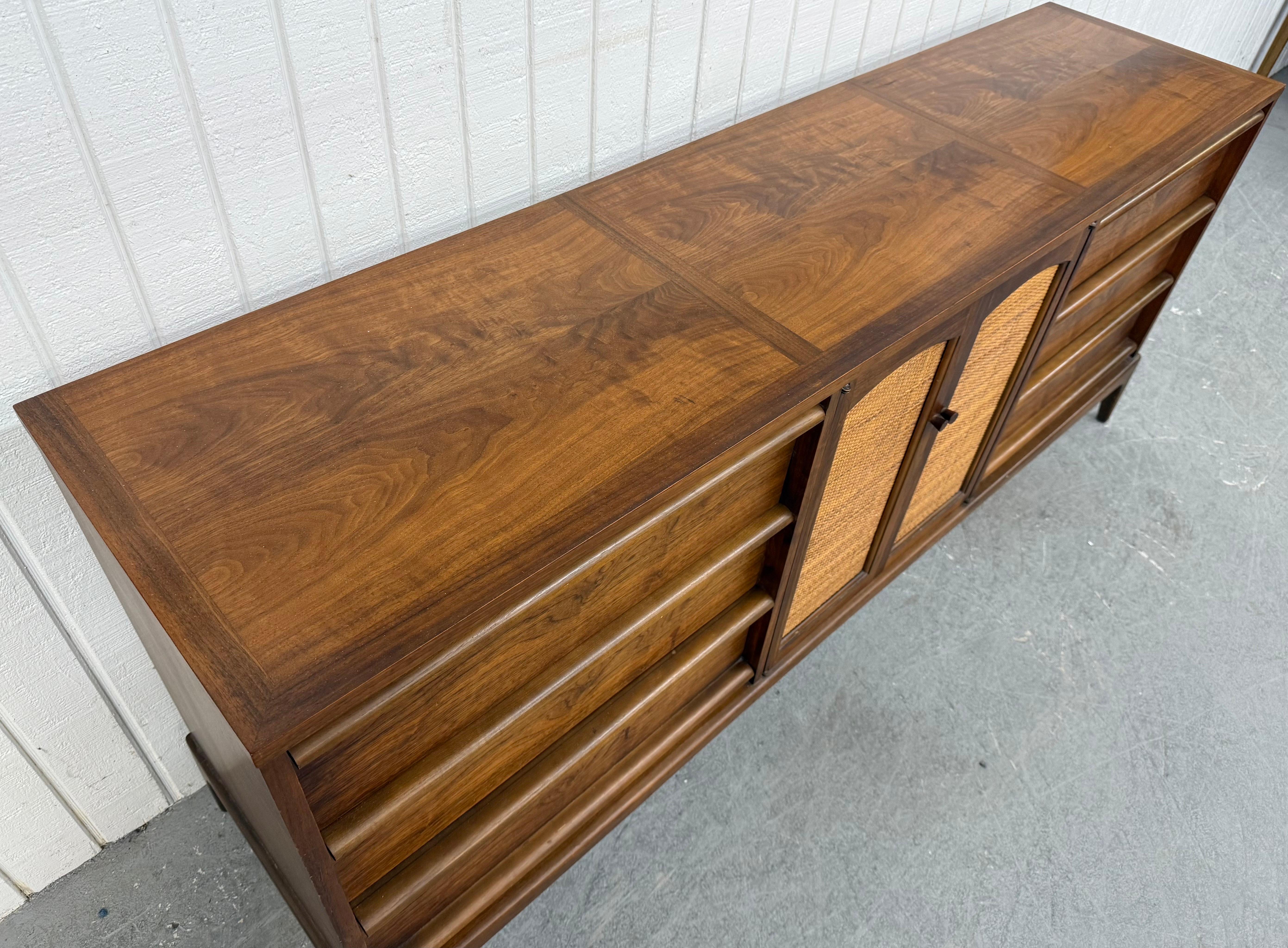 Mid-Century Modern Lane Rhythm Walnut Dresser In Good Condition In Clarksboro, NJ