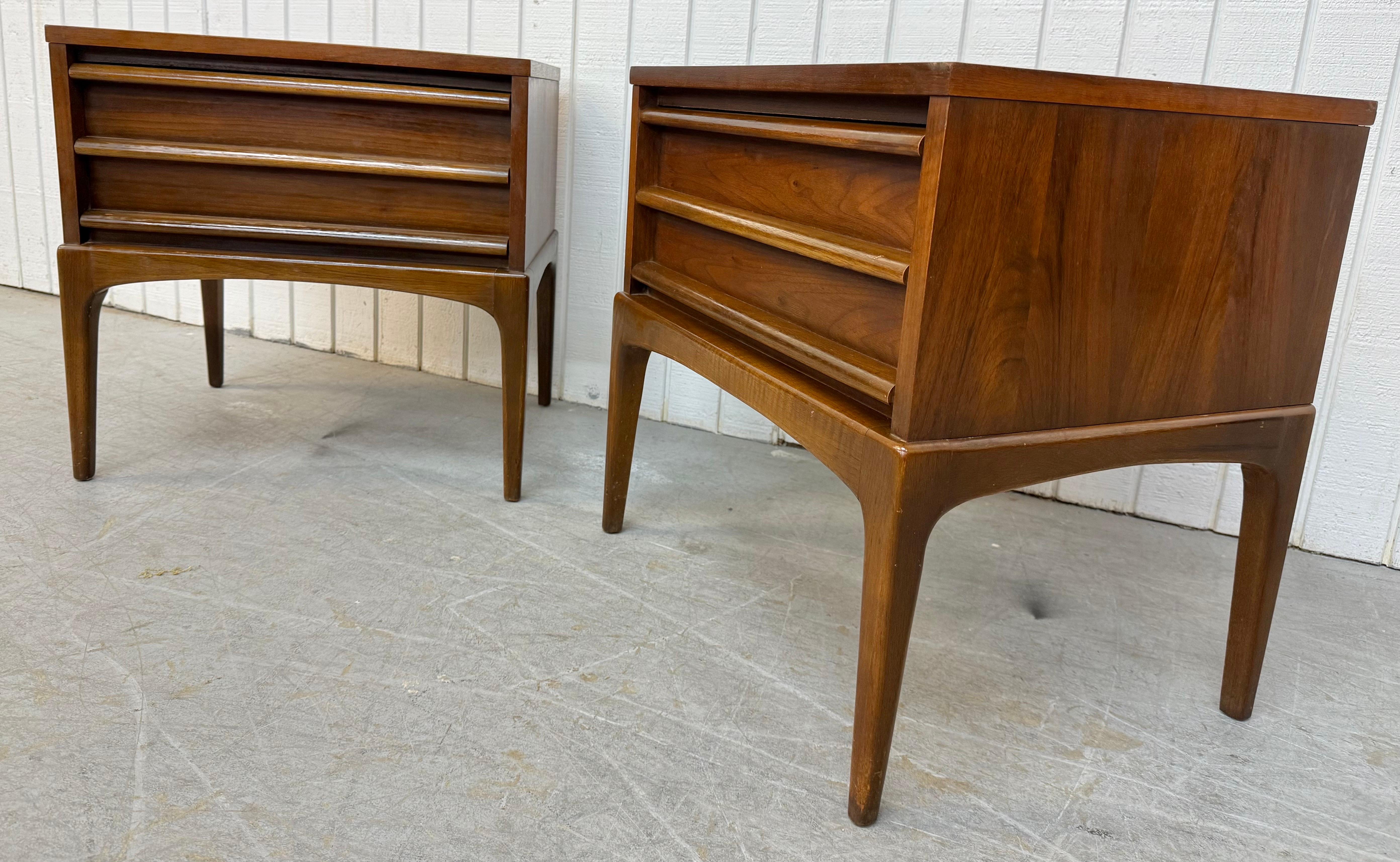 Mid-Century Modern The Modernity Lane Rhythm Tables de nuit en noyer - Lot de 2 en vente