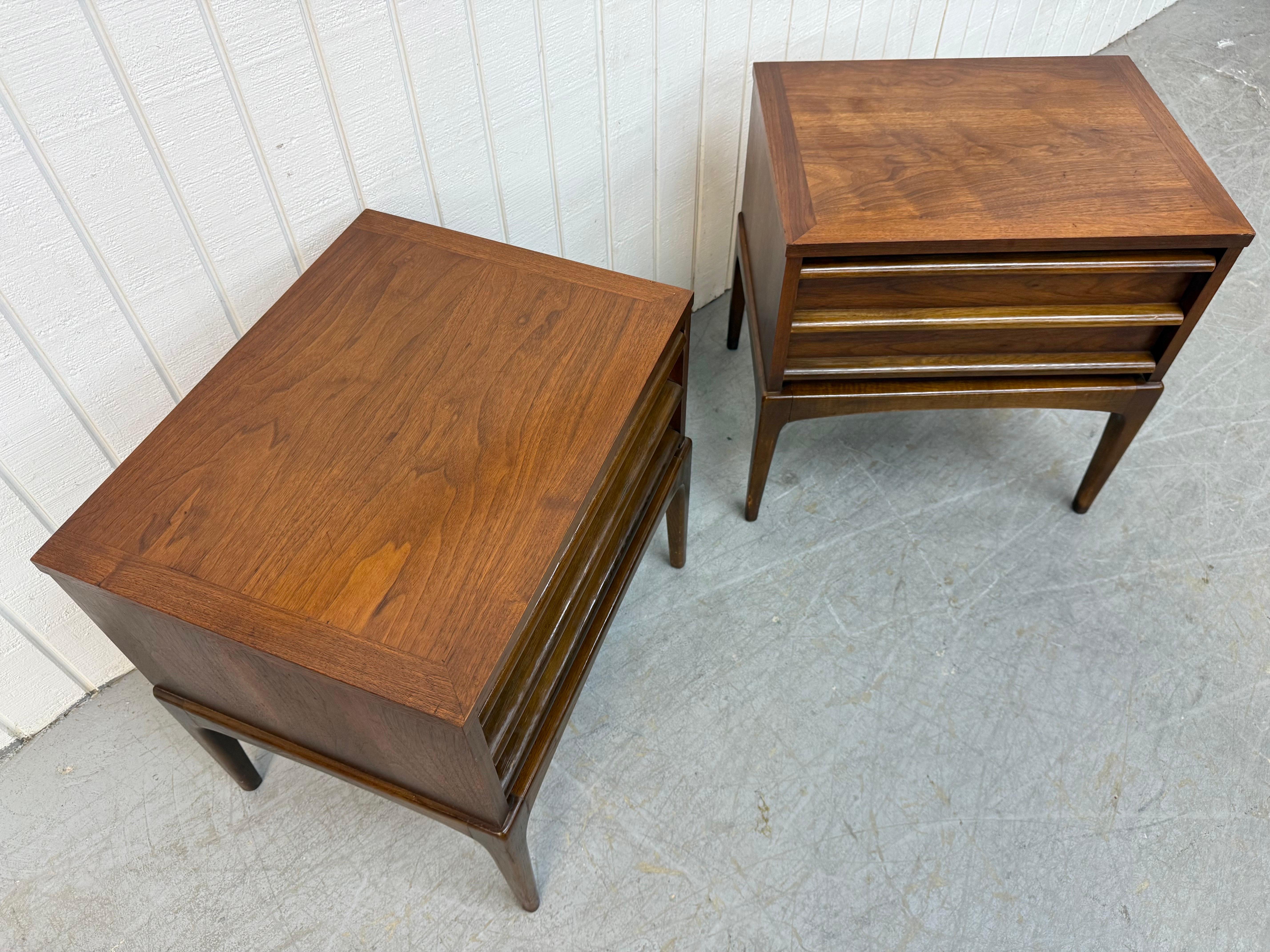 Américain The Modernity Lane Rhythm Tables de nuit en noyer - Lot de 2 en vente