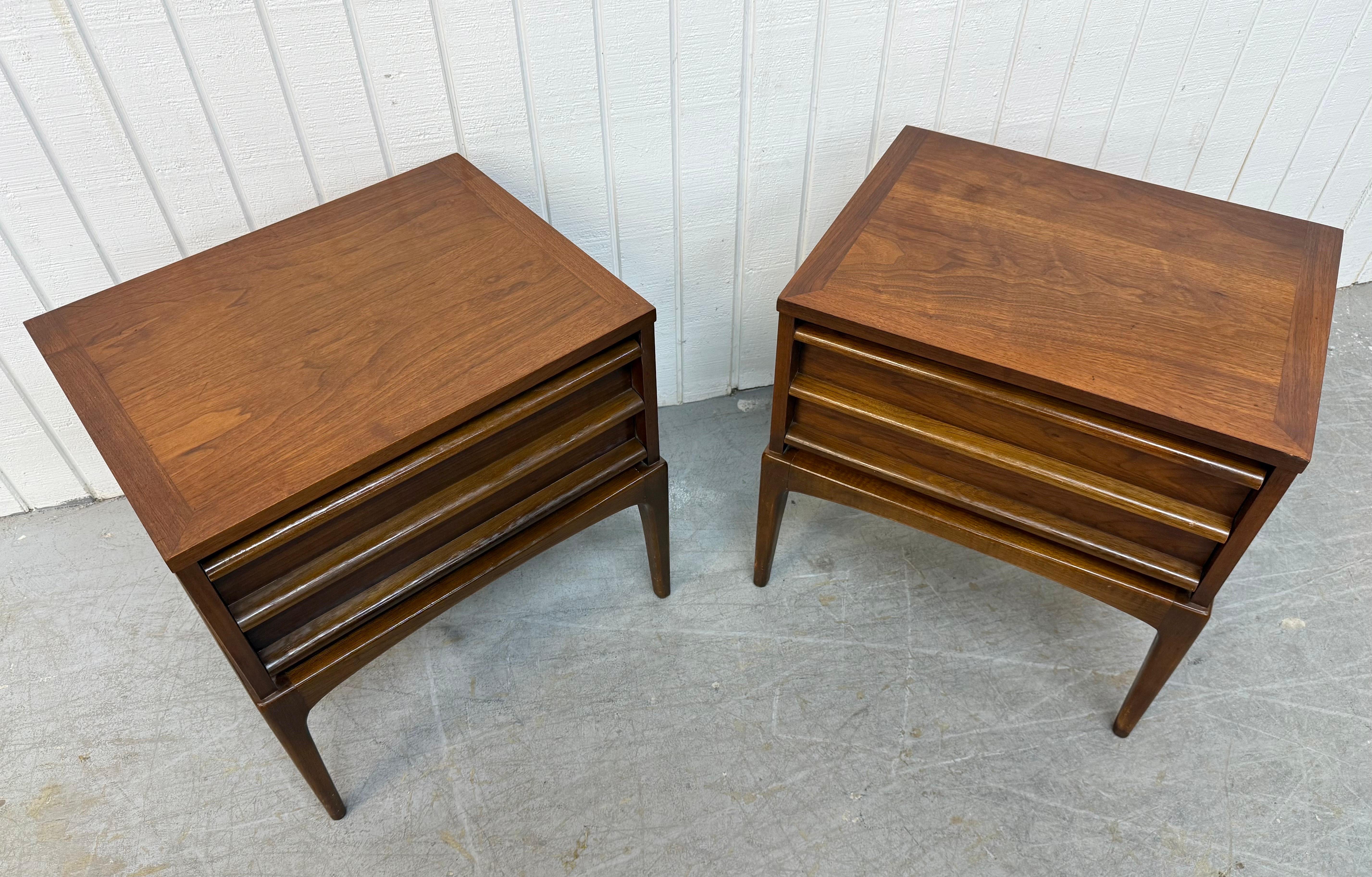 The Modernity Lane Rhythm Tables de nuit en noyer - Lot de 2 Bon état - En vente à Clarksboro, NJ