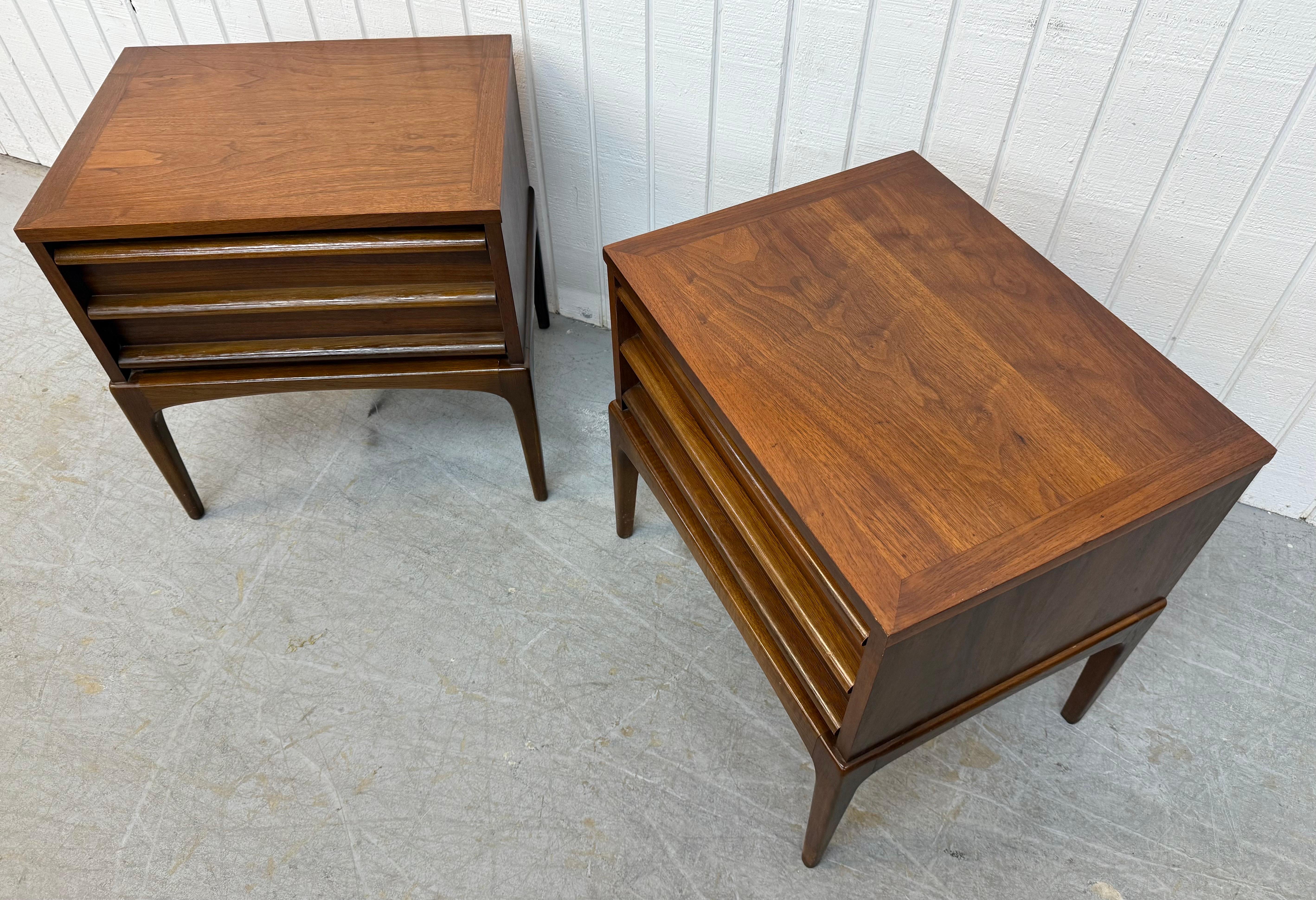 20ième siècle The Modernity Lane Rhythm Tables de nuit en noyer - Lot de 2 en vente