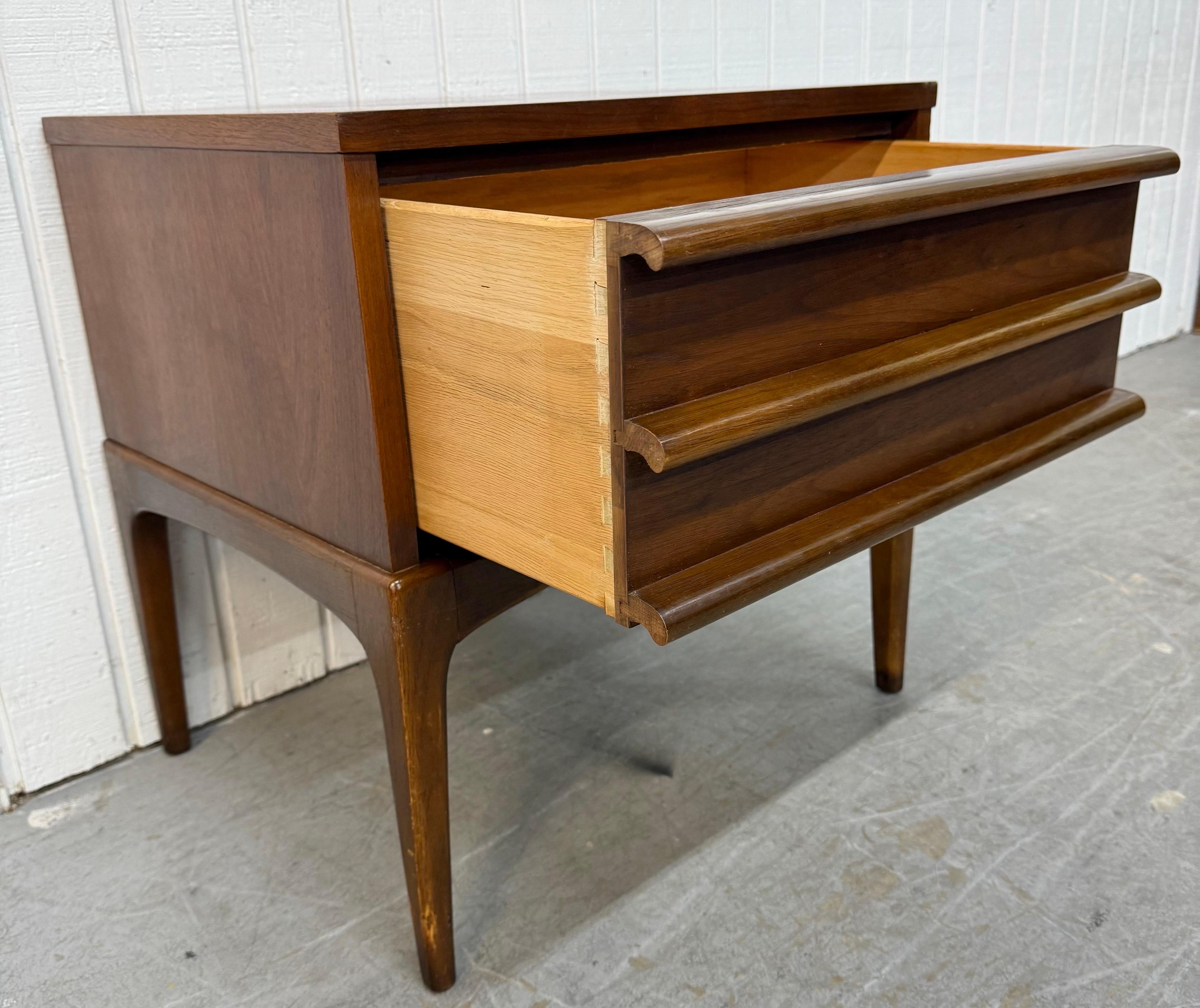 The Modernity Lane Rhythm Tables de nuit en noyer - Lot de 2 en vente 1