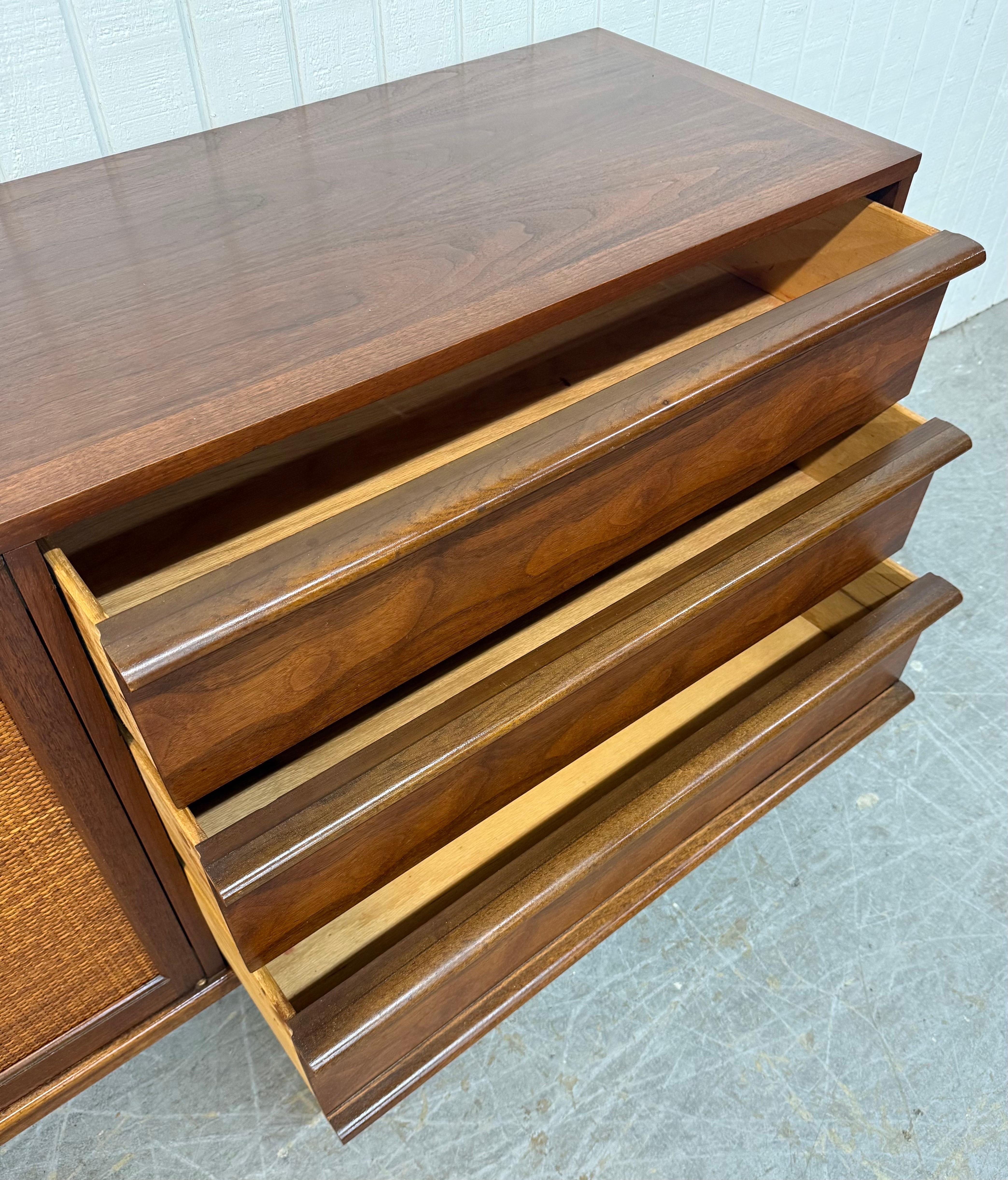 Mid-Century Modern Lane's Sideboard Rhythm Walnut (buffet en noyer) en vente 4