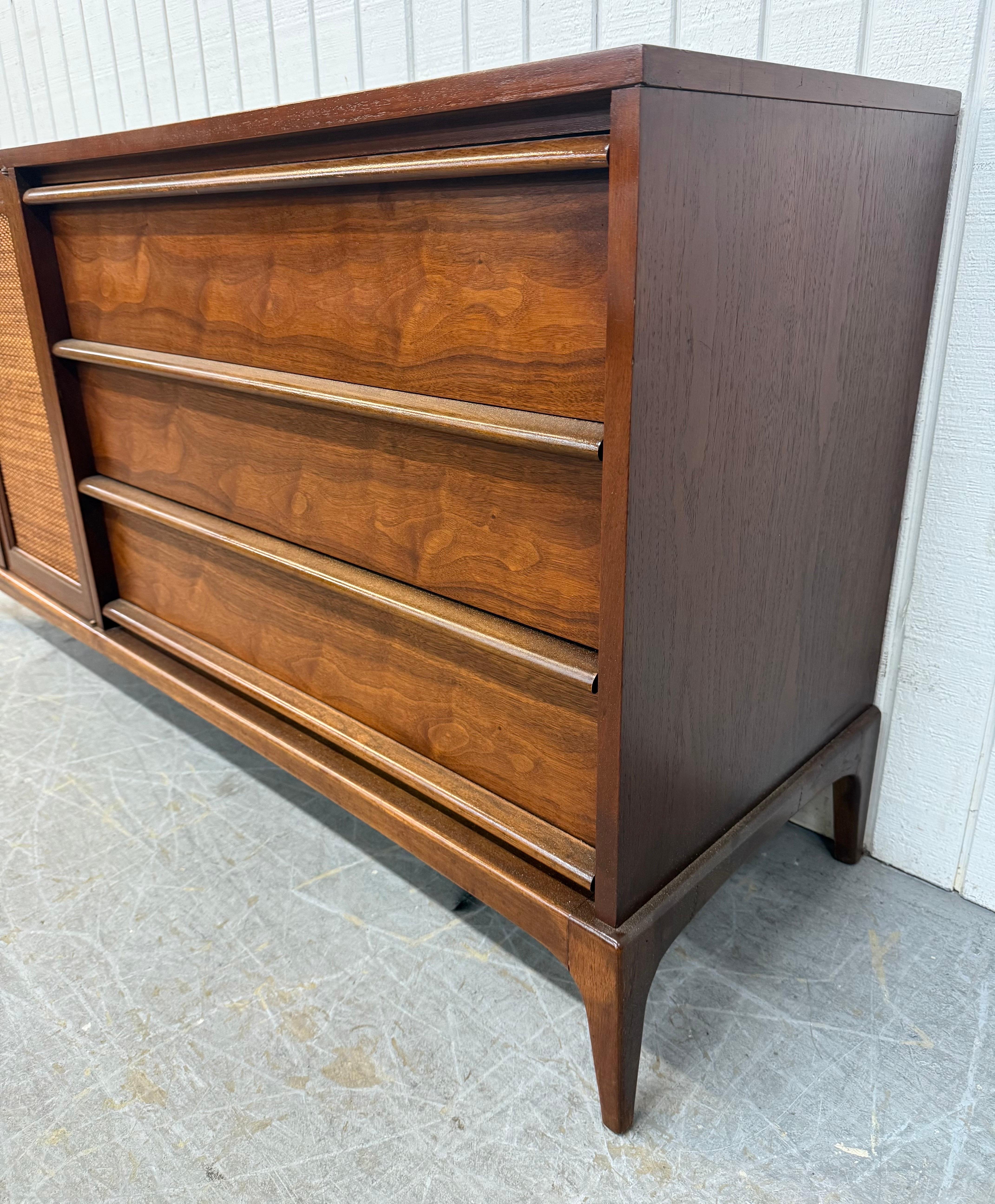Américain Mid-Century Modern Lane's Sideboard Rhythm Walnut (buffet en noyer) en vente