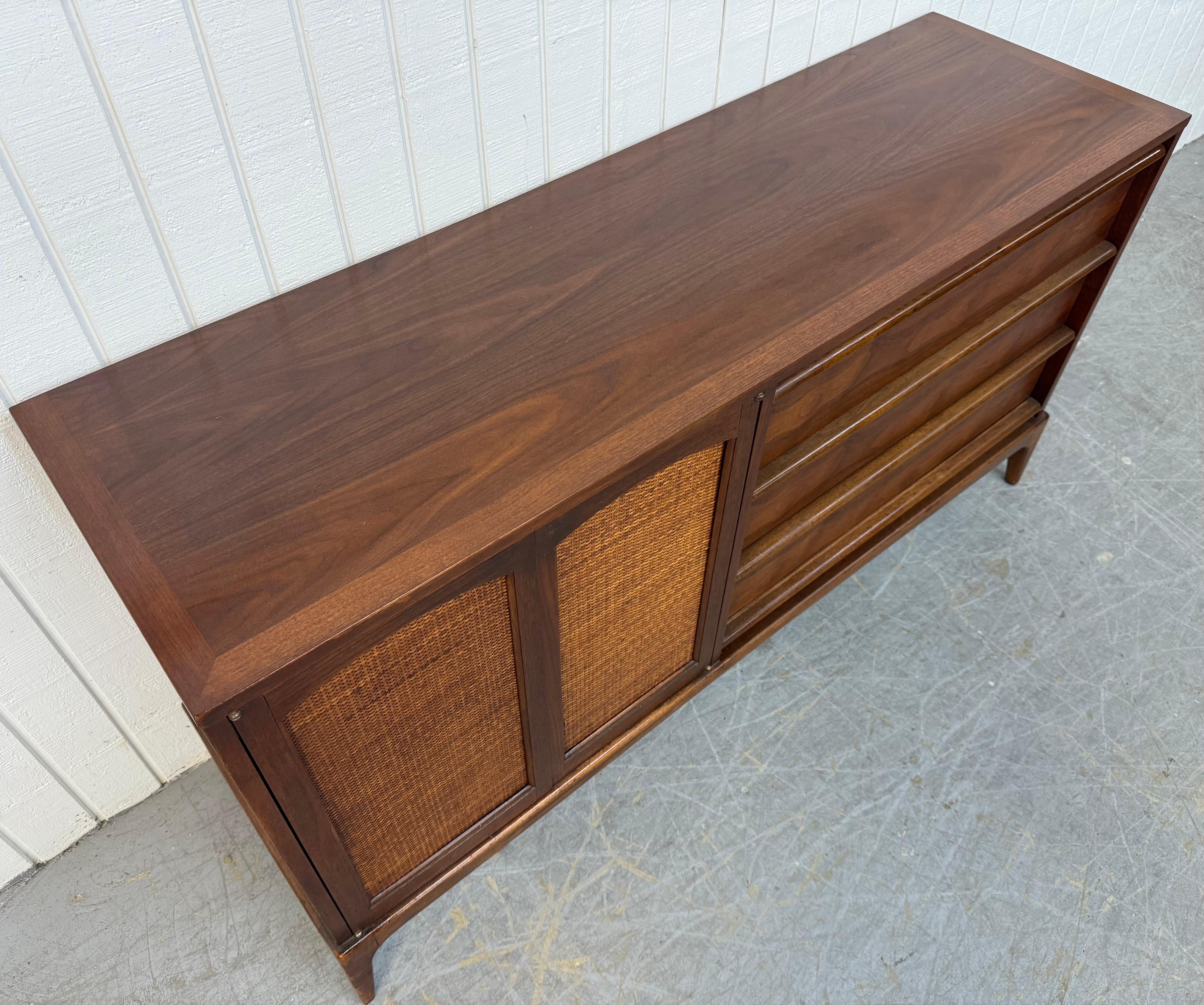 Mid-Century Modern Lane's Sideboard Rhythm Walnut (buffet en noyer) Bon état - En vente à Clarksboro, NJ