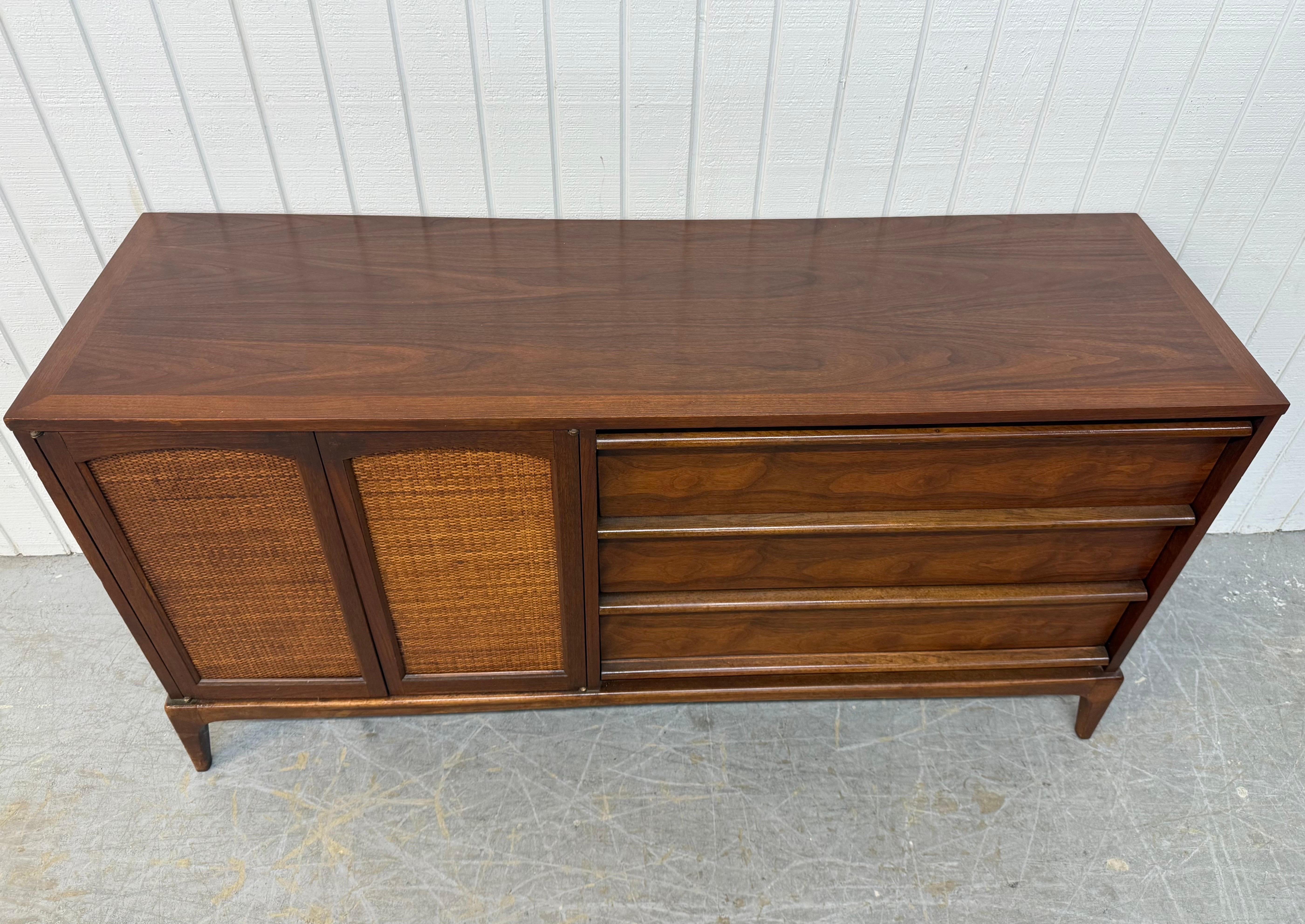 Milieu du XXe siècle Mid-Century Modern Lane's Sideboard Rhythm Walnut (buffet en noyer) en vente