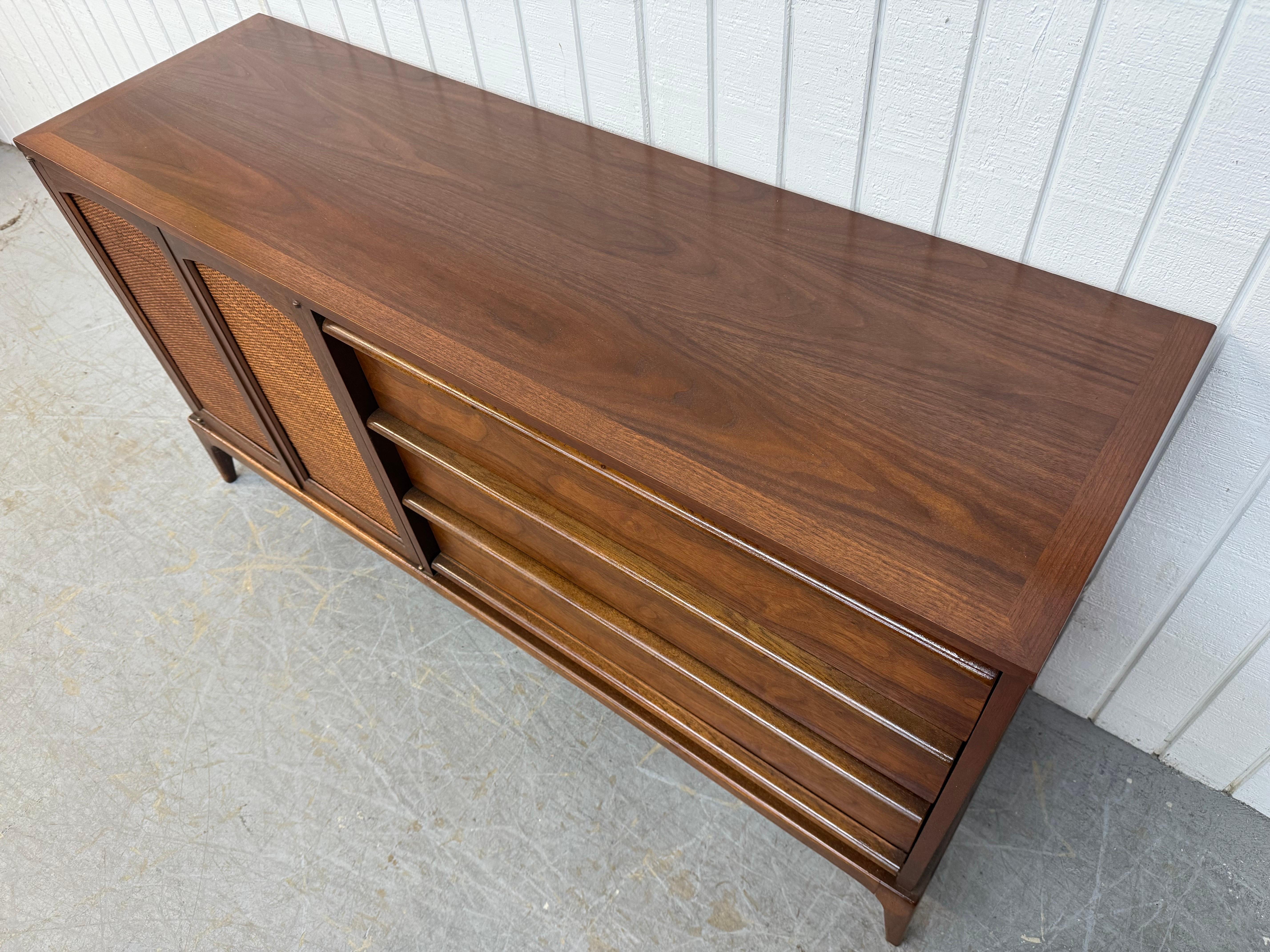 Canne Mid-Century Modern Lane's Sideboard Rhythm Walnut (buffet en noyer) en vente
