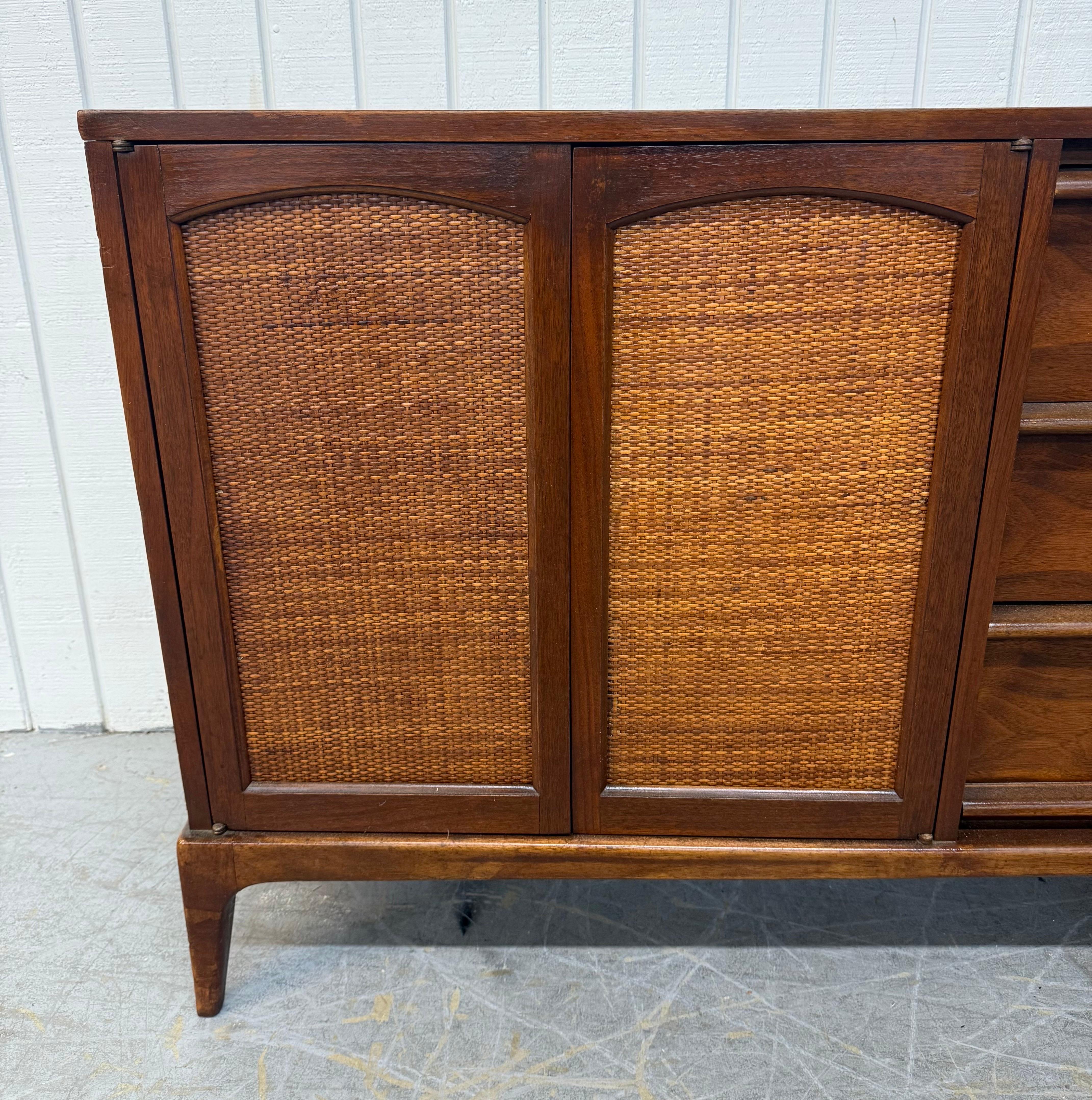Mid-Century Modern Lane's Sideboard Rhythm Walnut (buffet en noyer) en vente 1