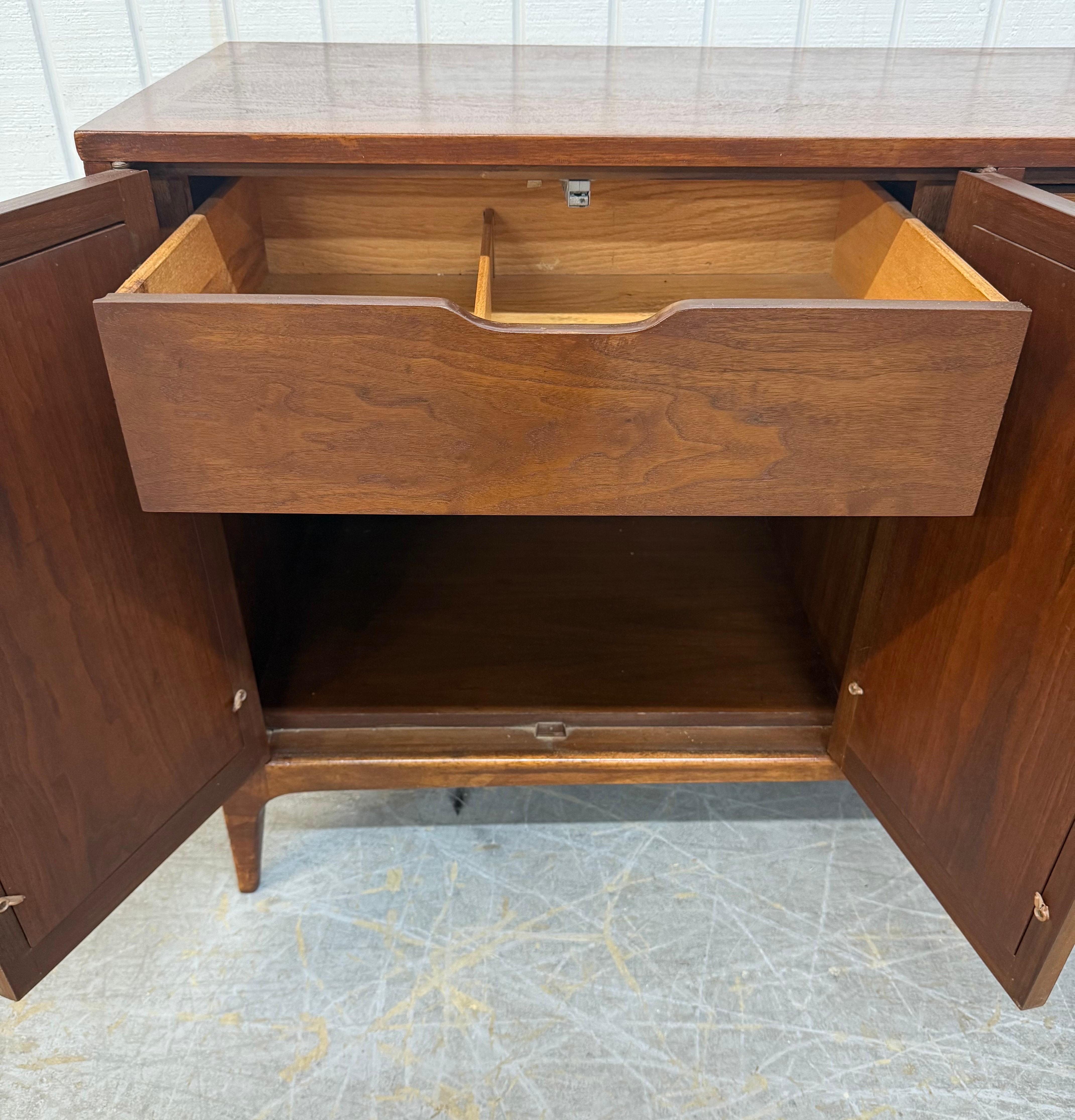 Mid-Century Modern Lane's Sideboard Rhythm Walnut (buffet en noyer) en vente 3