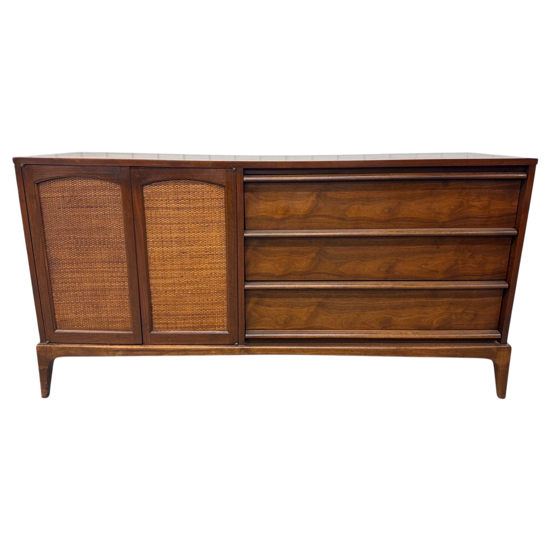 Credenza Lane
s Rhythm in noce di metà secolo moderno