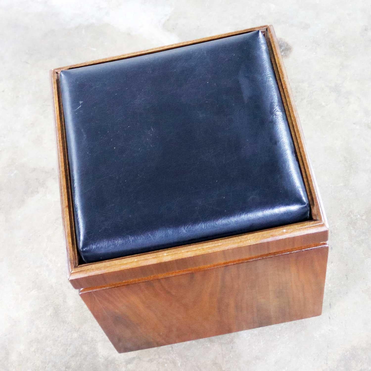 Awesome Mid-Century Modern Lane rolling cube storage ottoman with an upholstered flip top that becomes a checkerboard game tabletop. It is in wonderful original vintage condition with no outstanding flaws that we have observed. Please see photos,