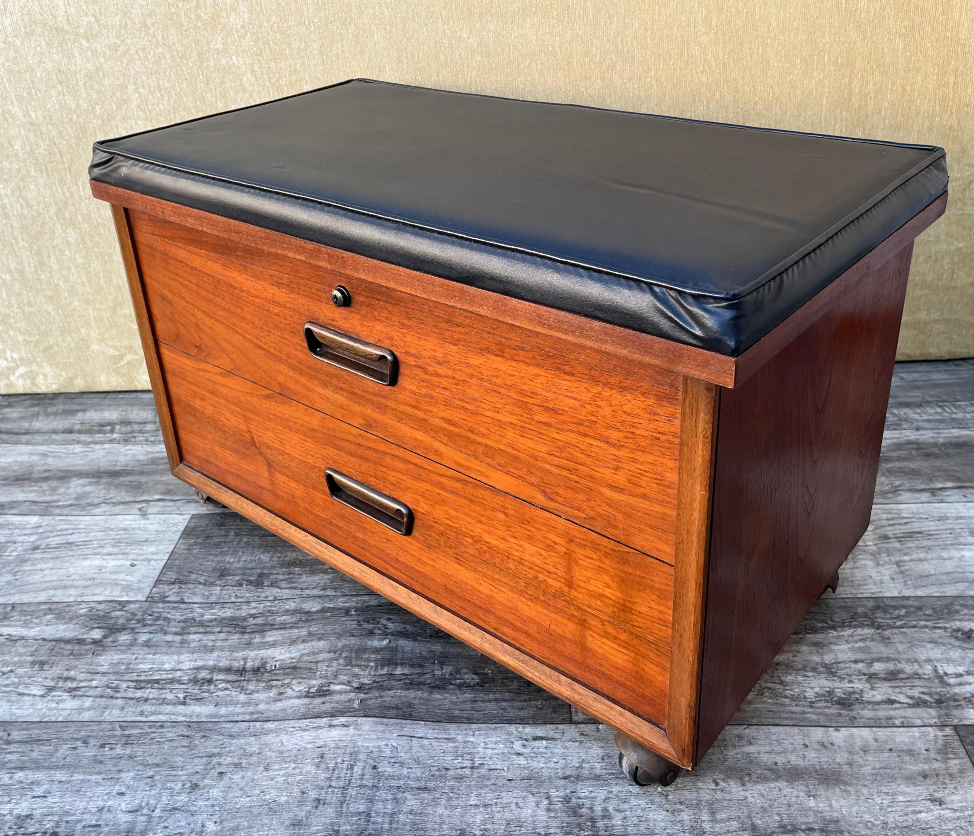 Mid Century Modern Lane Rolling Record Storage Bench. Circa 1970s. For Sale 2