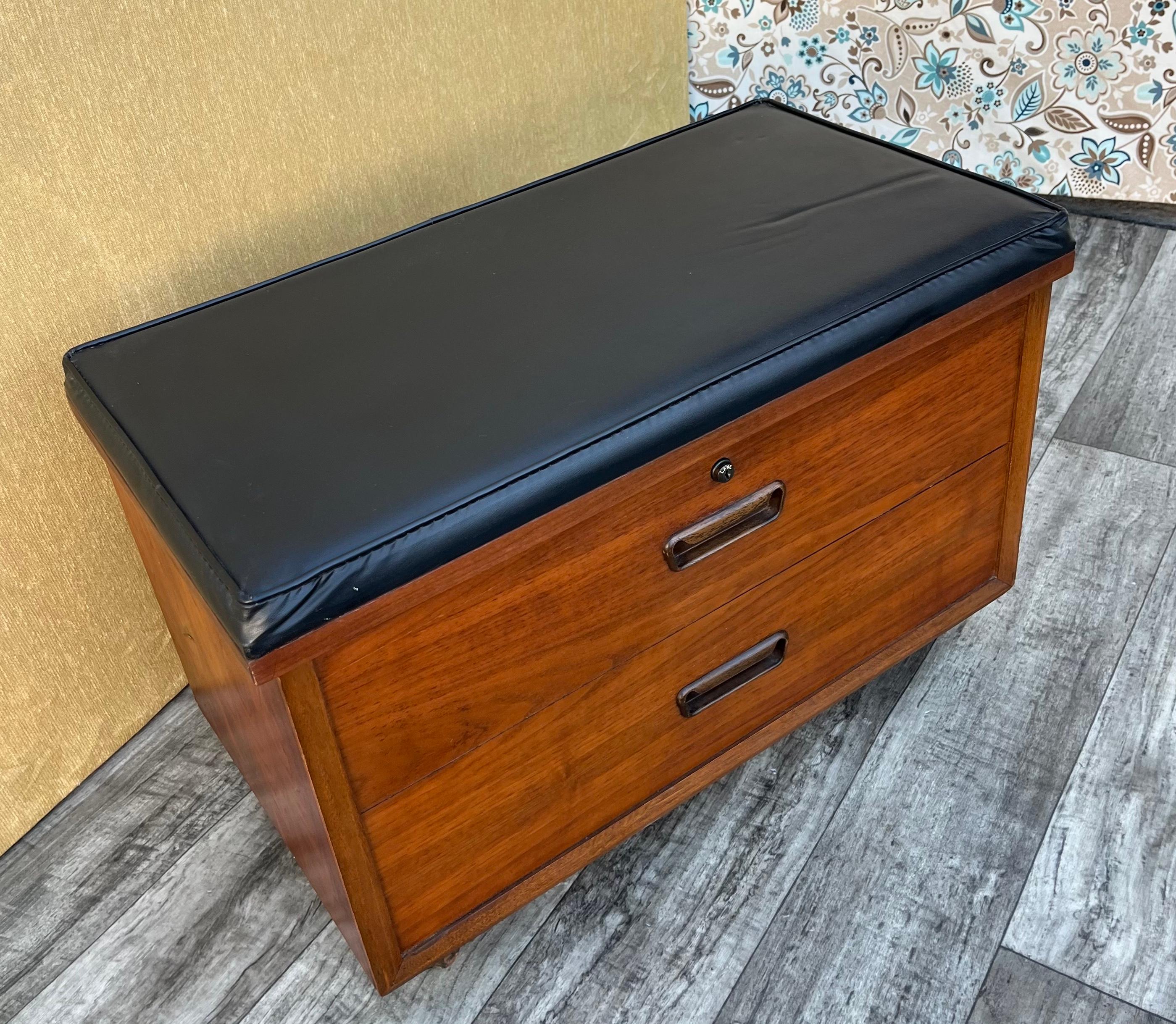 Mid Century Modern Lane Rolling Record Storage Bench. Circa 1970s. For Sale 12