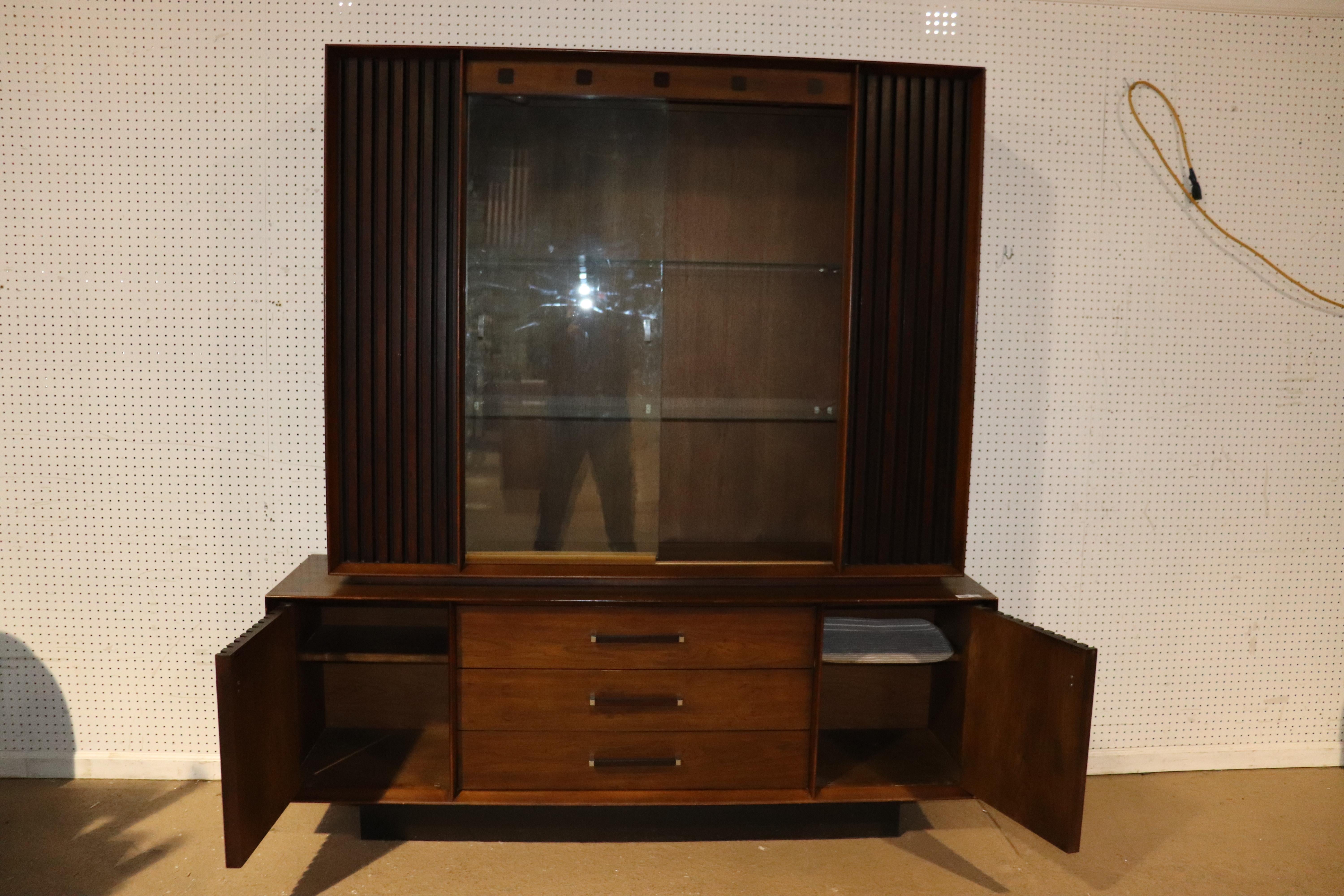 Mid-Century Modern Lane Rosewood and Walnut China Cabinet Breakfront, circa 1960 4