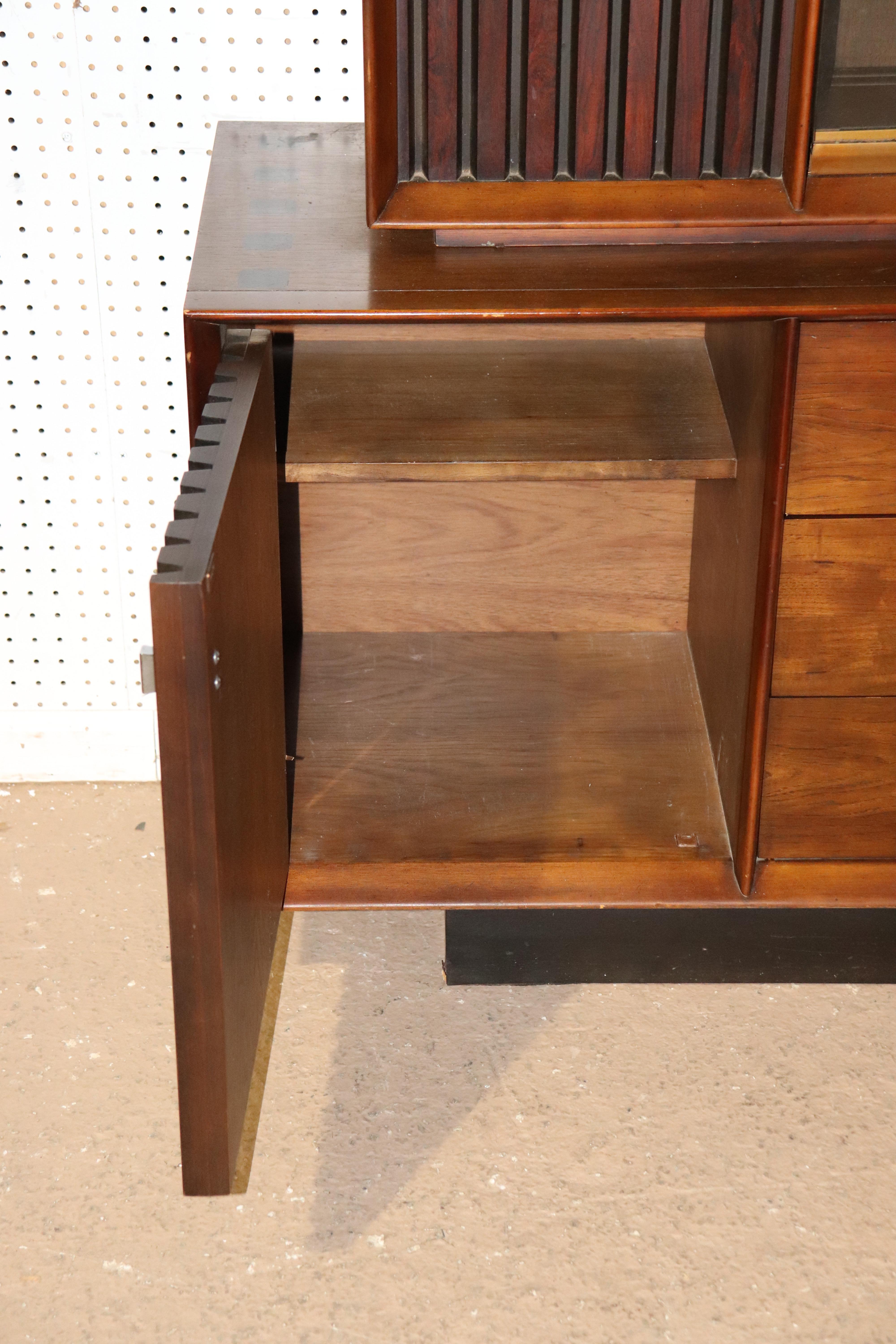 Mid-Century Modern Lane Rosewood and Walnut China Cabinet Breakfront, circa 1960 5