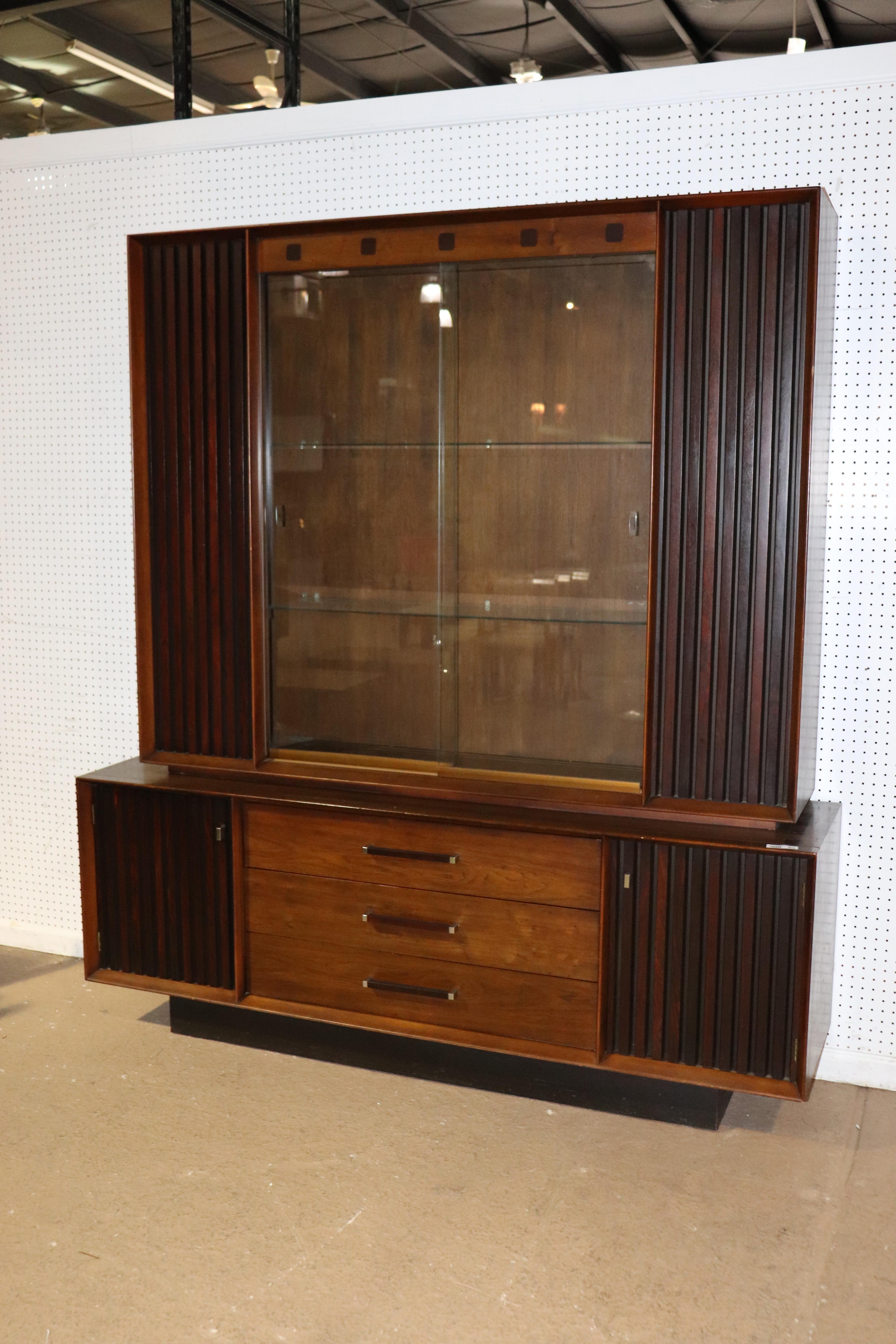 This is a gorgeous rosewood and walnut china cabinet from Lane Furniture. The cabinet is from the 1950s-1960s era. The china cabinet is in good condition and measures: 83 tall x 74 wide x 18.5 deep.