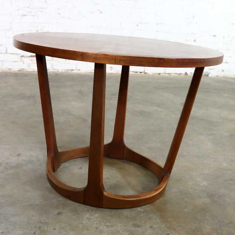 MidCentury Modern Lane Round Drum End Table 99722 from the Rhythm