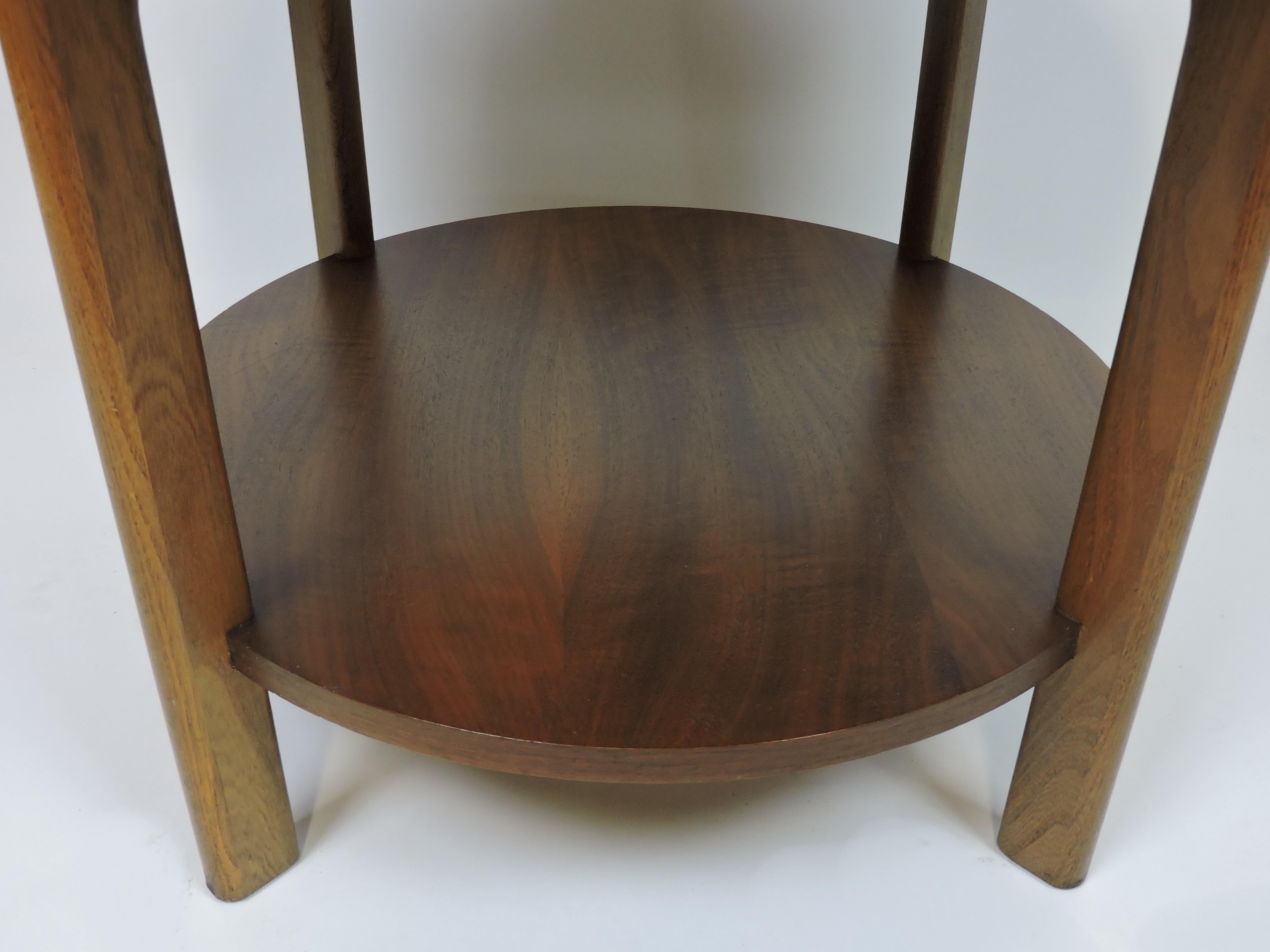 Mid Century Modern Lane Round Walnut Side or Occasional Table Style 1050 In Good Condition In Chesterfield, NJ