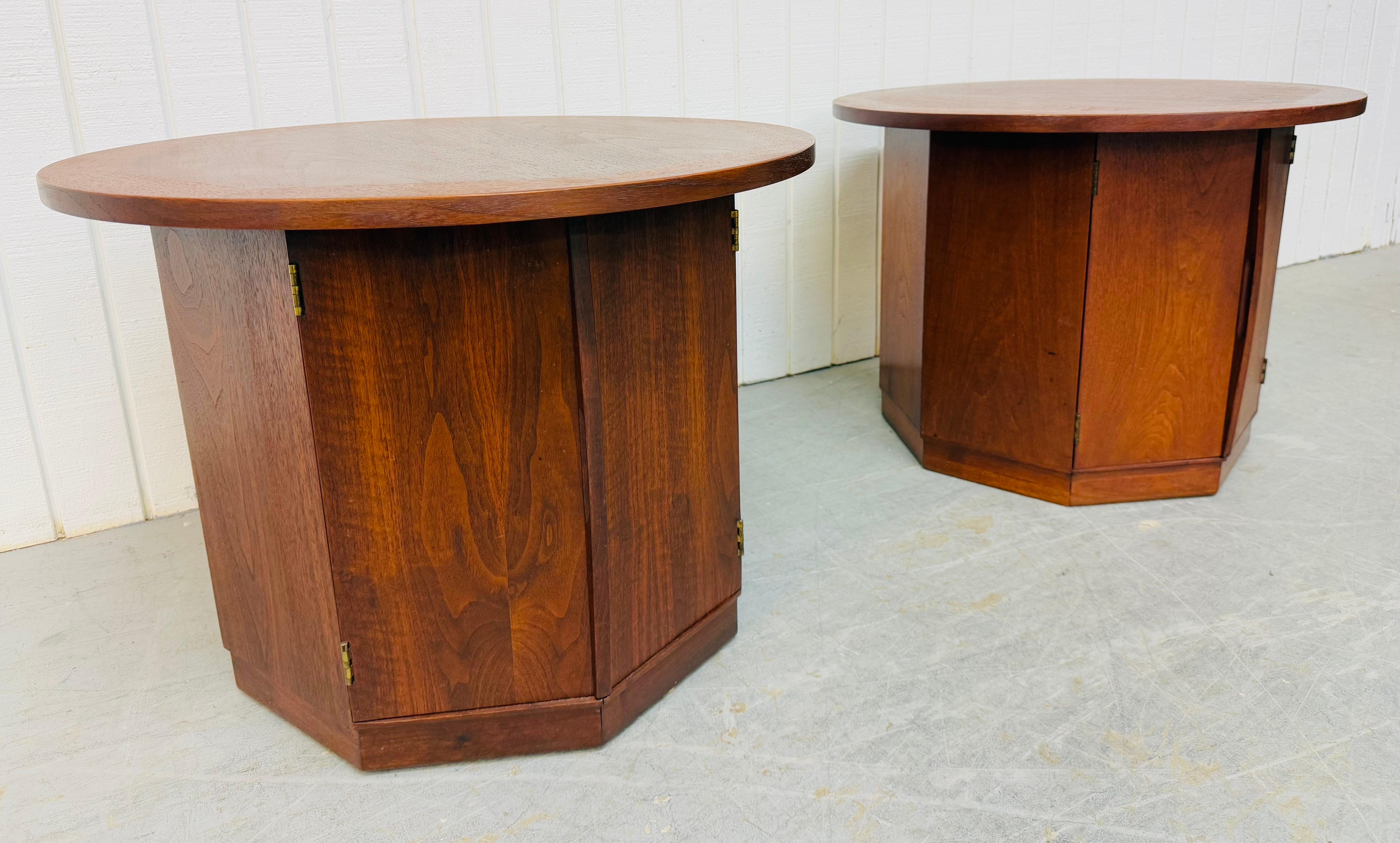 Mid-Century Modern Lane Round Walnut Side Tables - Set of 2 In Good Condition In Clarksboro, NJ