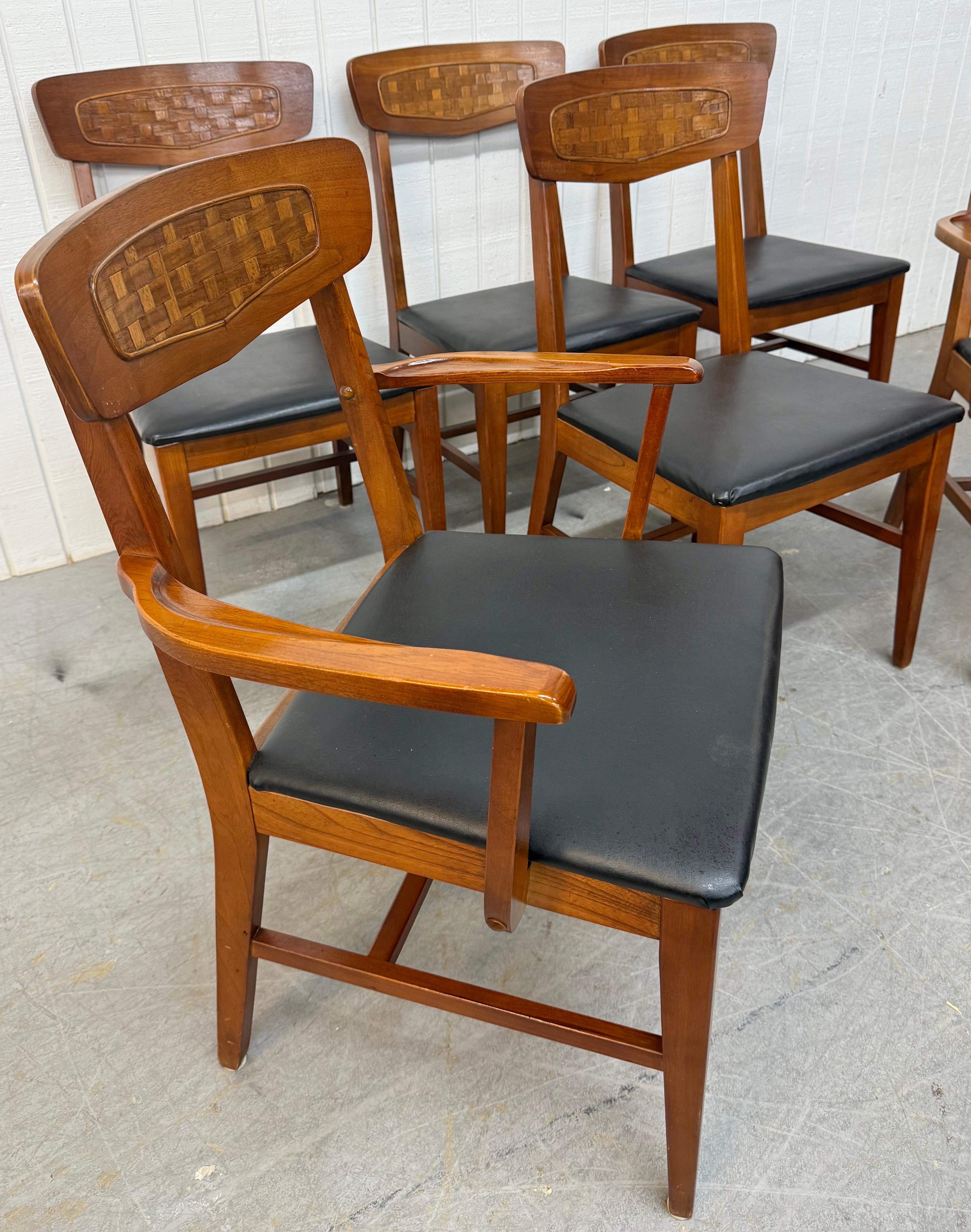 Diese Auflistung ist für eine Reihe von sechs Mid-Century Modern Lane's Style Walnuss Esszimmerstühle. Mit einem Design im Stil von Lane's Perception, zwei Sesseln, vier Beistellstühlen, modernen Beinen, gepolsterten Sitzen aus schwarzem Vinyl und
