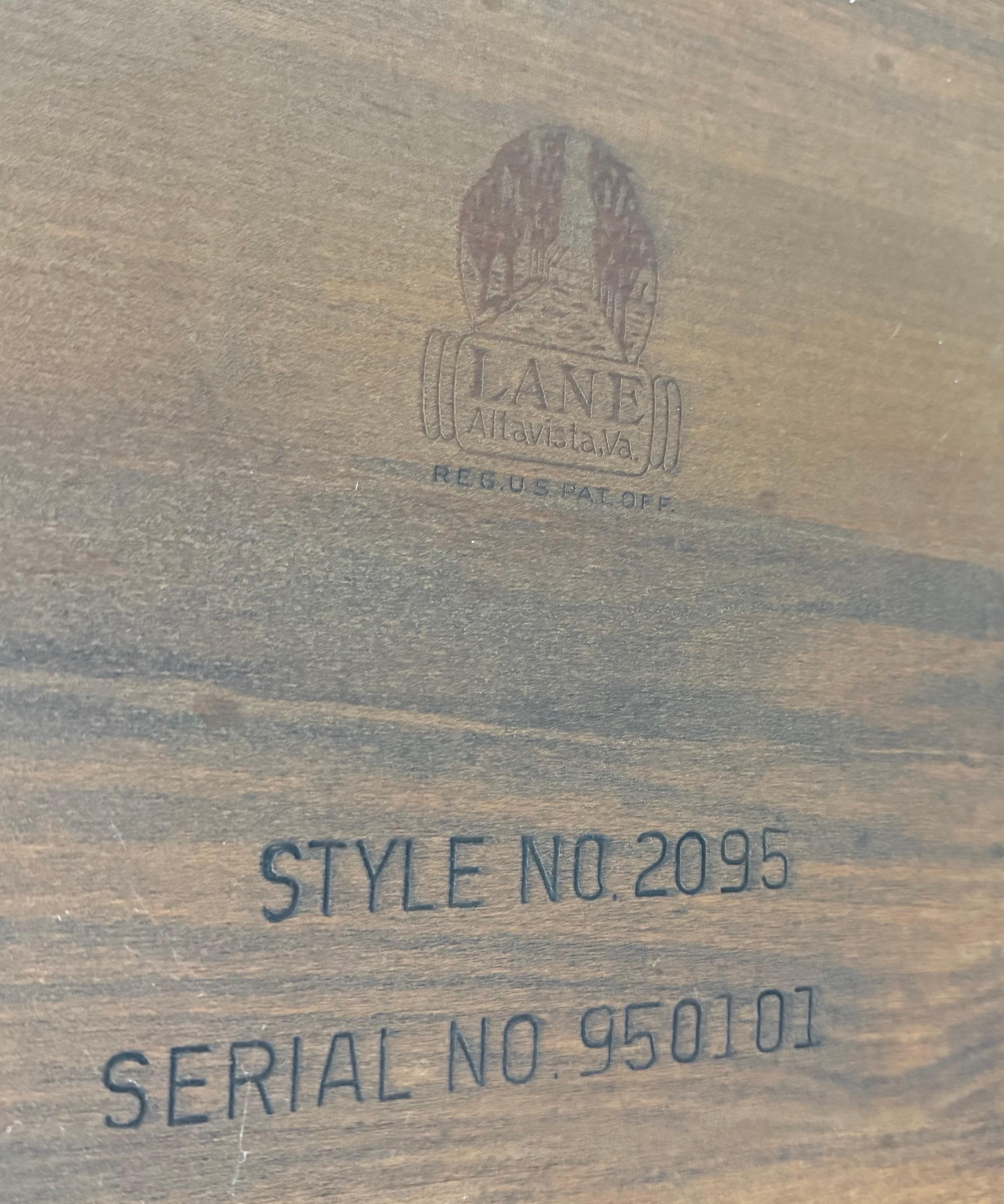 Mesas auxiliares de nogal con tapa de azulejos Lane, modernas de mediados de siglo - Lote de 2 en venta 3