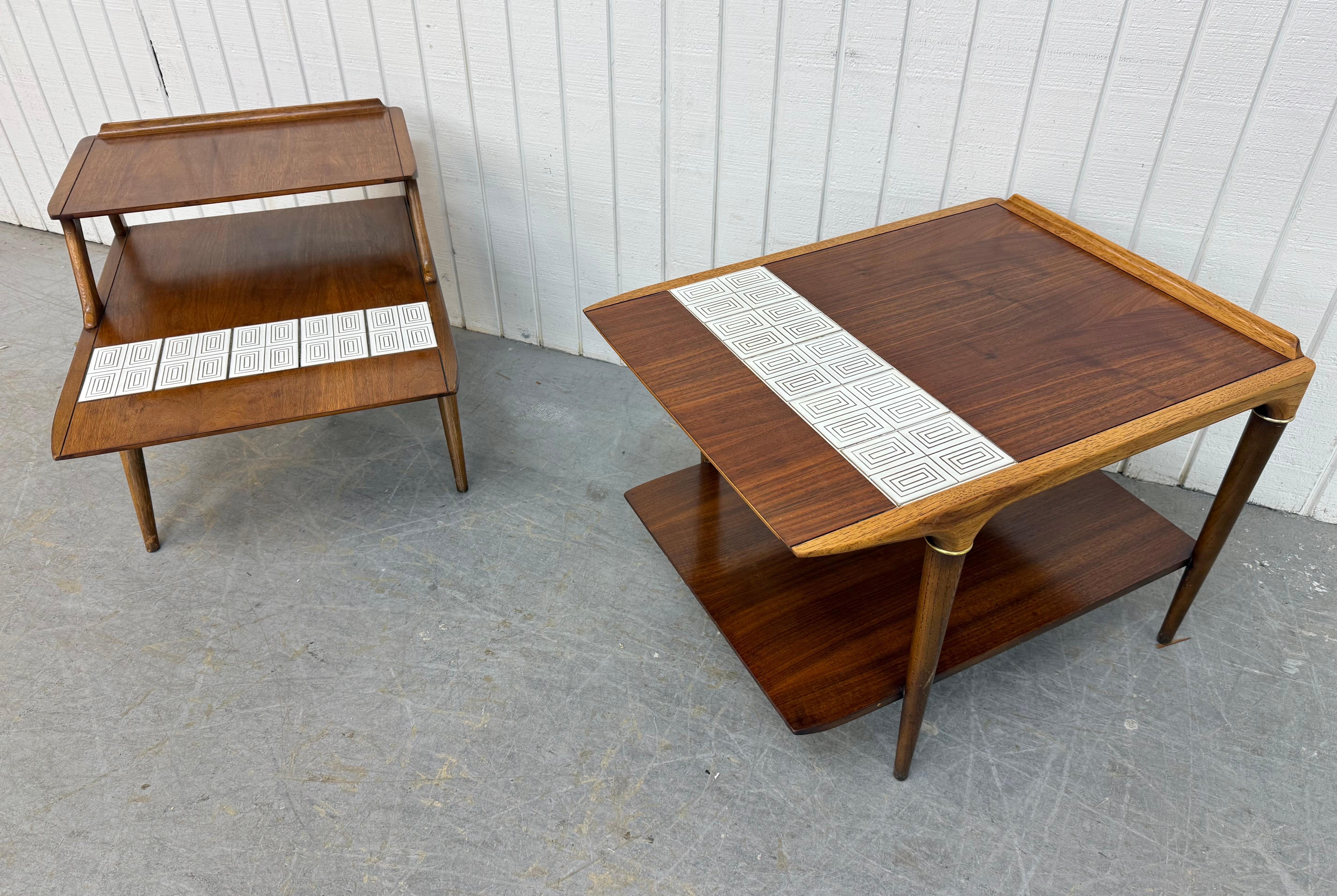 Mesas auxiliares de nogal con tapa de azulejos Lane, modernas de mediados de siglo - Lote de 2 Moderno de mediados de siglo en venta