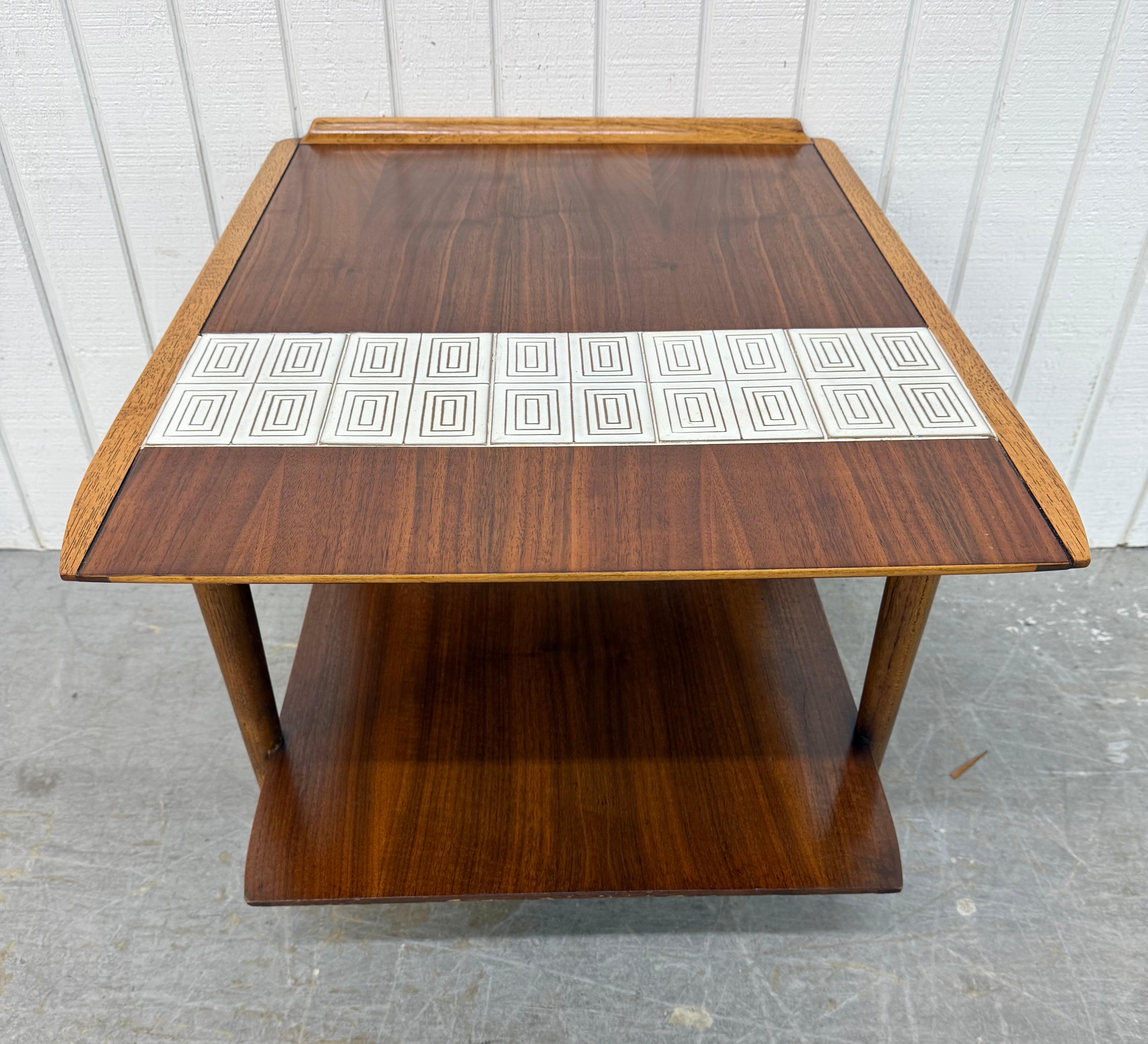 Mesas auxiliares de nogal con tapa de azulejos Lane, modernas de mediados de siglo - Lote de 2 Estadounidense en venta