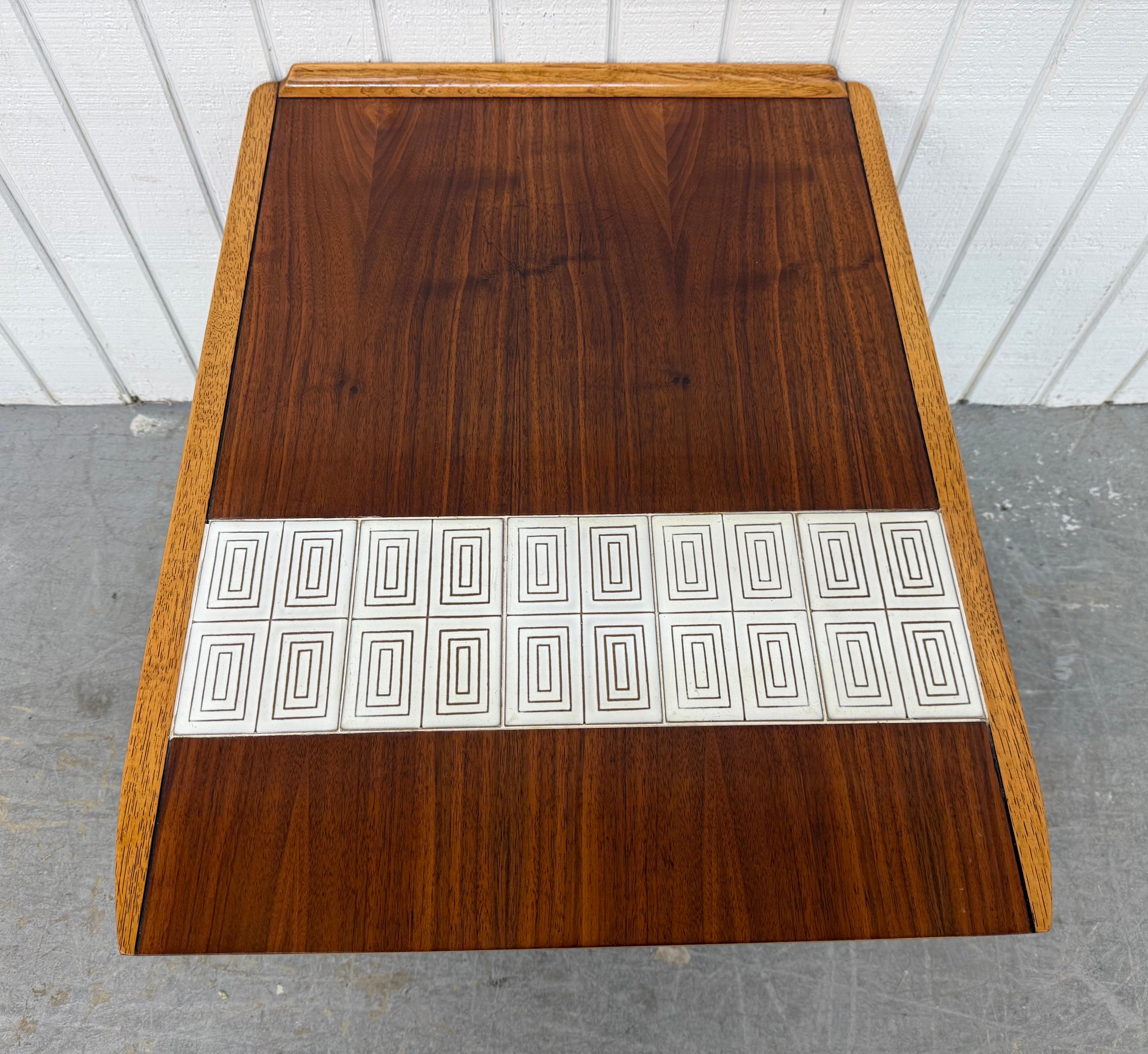 Mesas auxiliares de nogal con tapa de azulejos Lane, modernas de mediados de siglo - Lote de 2 en Bueno estado para la venta en Clarksboro, NJ