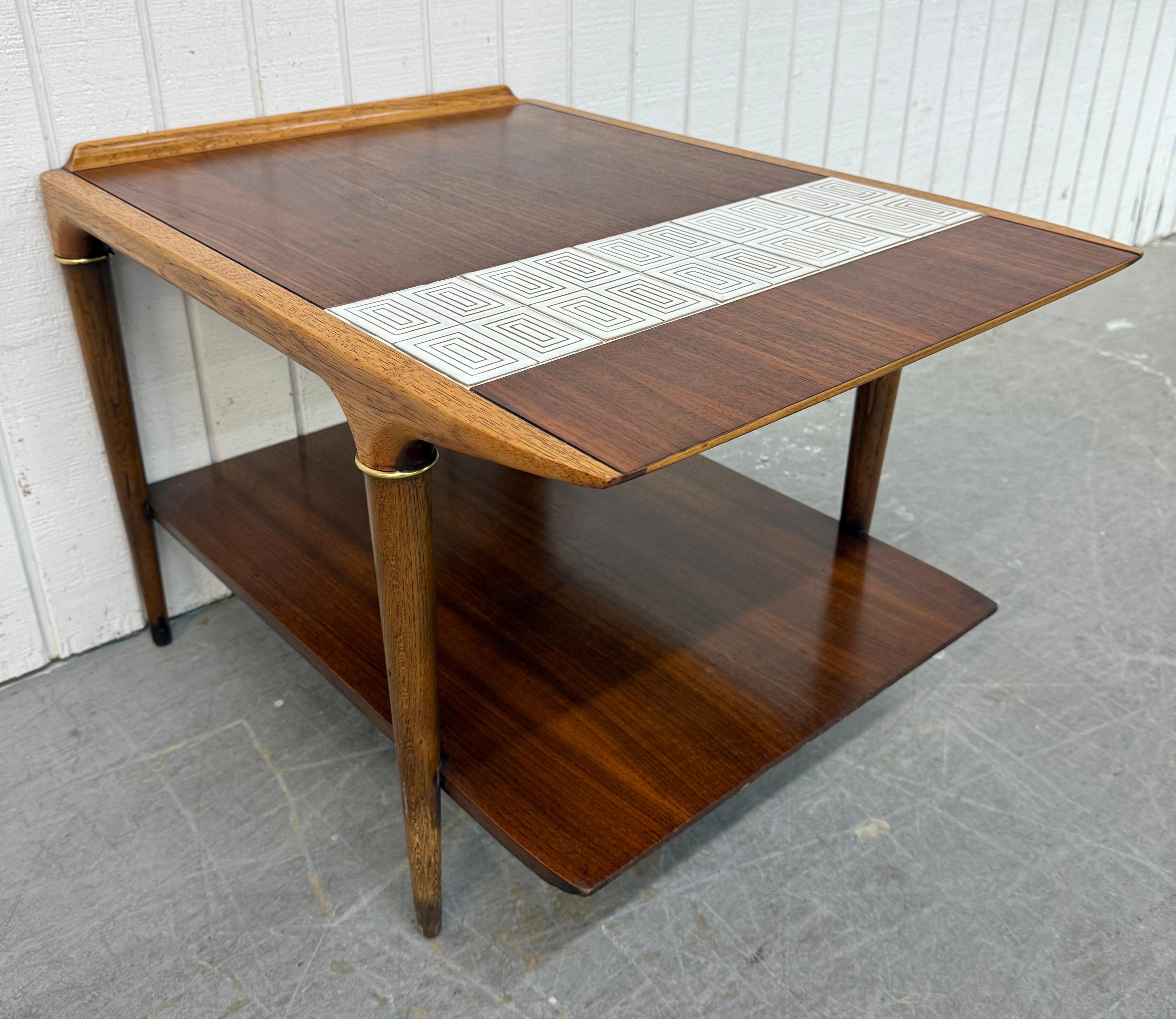 Mesas auxiliares de nogal con tapa de azulejos Lane, modernas de mediados de siglo - Lote de 2 mediados del siglo XX en venta