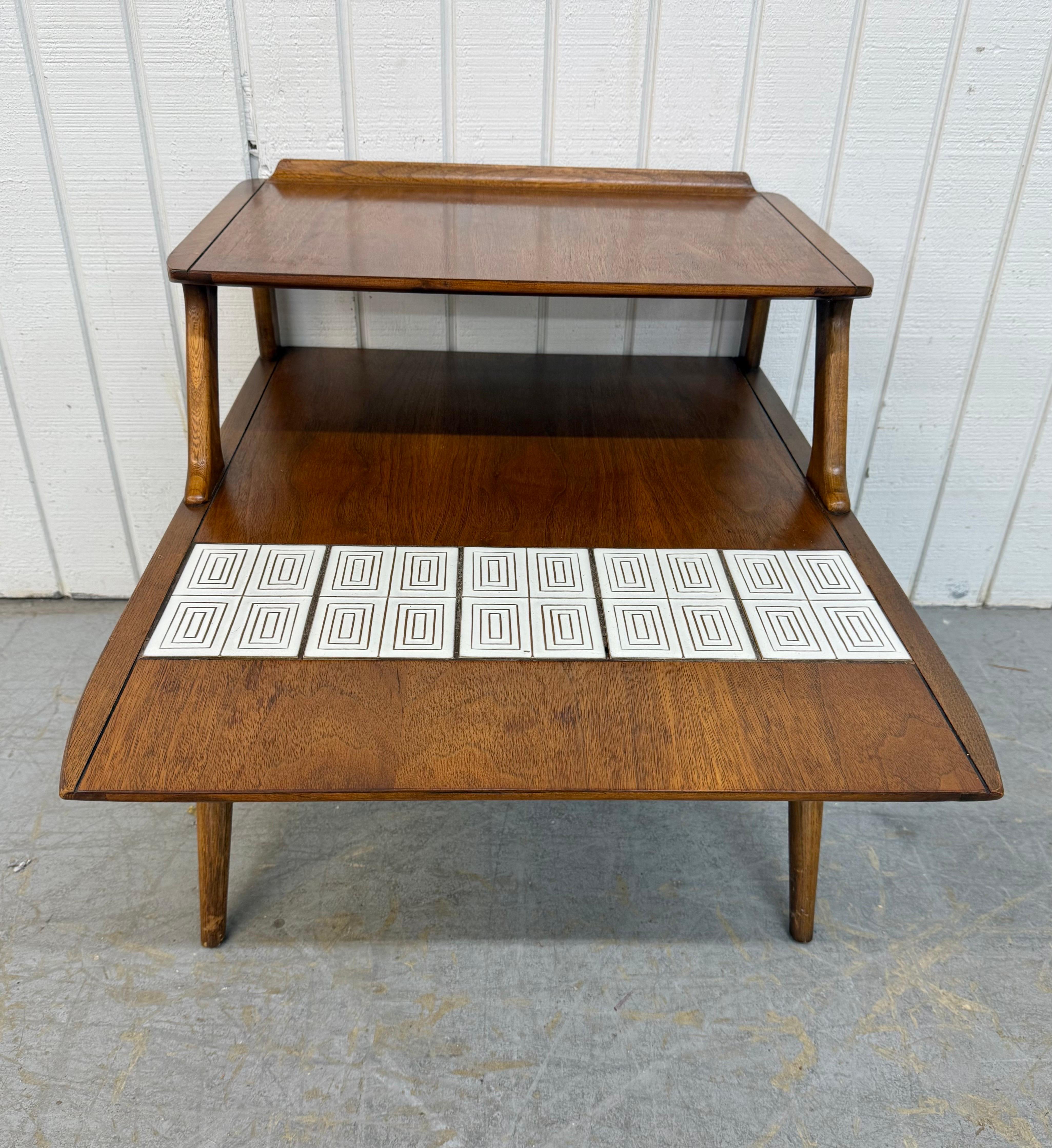 Mesas auxiliares de nogal con tapa de azulejos Lane, modernas de mediados de siglo - Lote de 2 Textil en venta